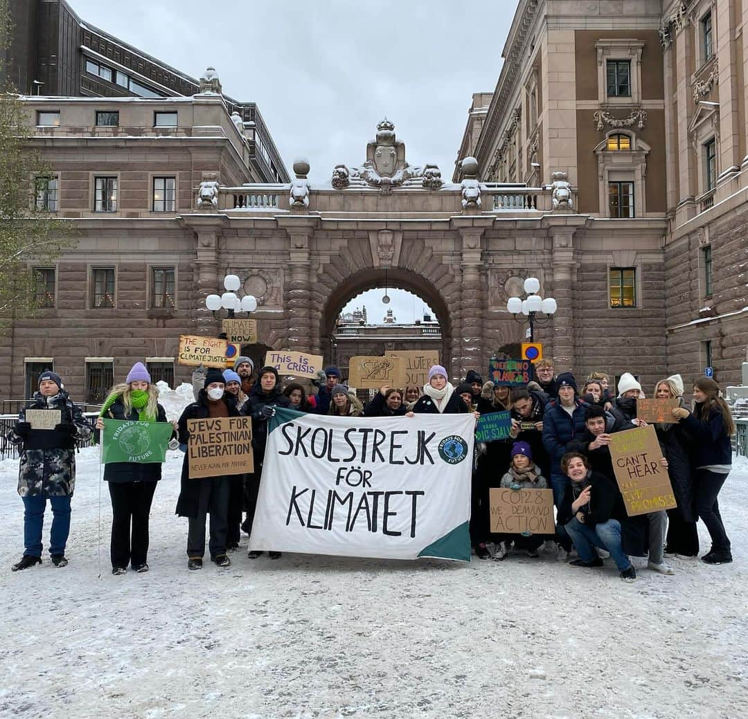 グレタ・トゥーンベリさんのインスタグラム写真 - (グレタ・トゥーンベリInstagram)「Climate strike week 276. We need real climate action now! #FridaysForFuture #ClimateStrike」12月1日 18時32分 - gretathunberg