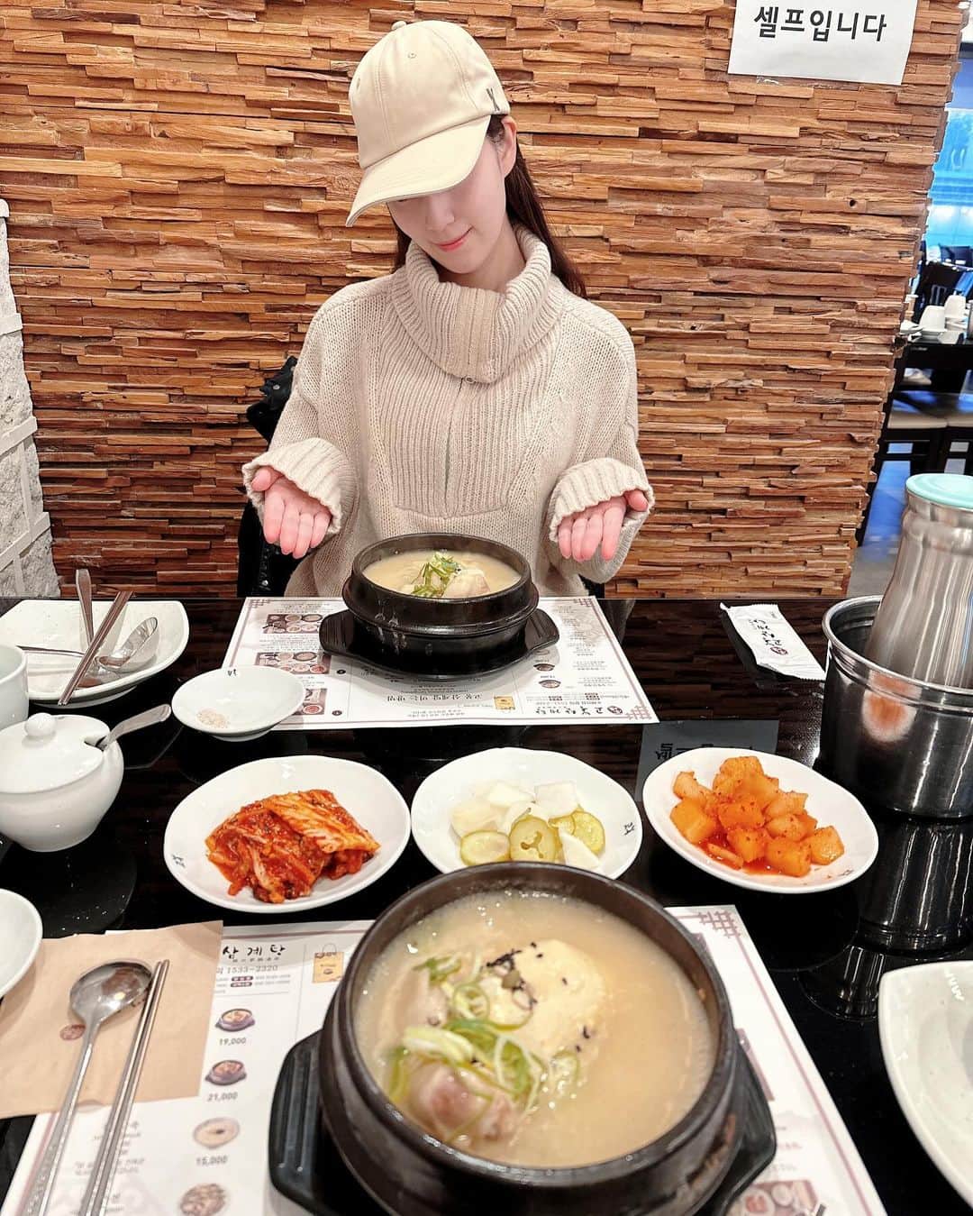 松原伊予菜さんのインスタグラム写真 - (松原伊予菜Instagram)「'  母娘で渡韓してきました🇰🇷✈️ 今回初めて行ってよかったご飯屋さんを 2軒ピックアップしてみます🤤🍽️  まずは新設洞駅近くにあるソンガネタッカンマリ ここ美味しすぎてびっくりした！！😳🖐🏻 にんにく好きな人はここいいと思います🧄 締めのカルグクスもほんまに最高すぎてん🥹🧡伝われ‼︎ 次回もここ行こうってくらい美味しかった♡  お次は、北村ソンマンドゥ 仁寺本店 (プッチョンソンマンドゥ) 安国でロンドンベーグル🥯とチョンダムンポッサム 両方激混みすぎて諦めて迷ってたところ 冷麺好きやしってふらっと入ったこのお店が 大当たりすぎたんよ😳🖐🏻✨✨✨ ここも美味しすぎて感動した🥹🙌🏻伝われ‼︎  前回行って美味しかった明洞にある ソソカルビと高峰タッカンマリも食べた🤎 シンソンソルロンタンこれまた激混みで諦め😮‍💨💬  てかご飯撮る時の自分の手なにー😂🫲🏻  アートボックスの🐶のおもちゃ 可愛いくて毎回ツボなんよな😚🛍️ 仁川空港で久しぶりにジャンバジュース🥤飲めた最高  以上、韓国旅行記でした📖あんにょーん😘👋🏻  #韓国#korean#ソンガネタッカンマリ#タッカンマリ#北村ソンマンドゥ#プッチョンソンマンドゥ#冷麺#북촌손만두#ロンドンベーグル#ARTBOX#アートボックス#韓国購入品#韓国旅行#韓国コスメ#韓国メイク#韓国美容#韓国スキンケア#韓国グルメ#韓国カフェ#韓国情報#seol#韓国旅行記#韓国スキンケア#ソウル旅行#犬グッズ」12月1日 18時34分 - iyona_147