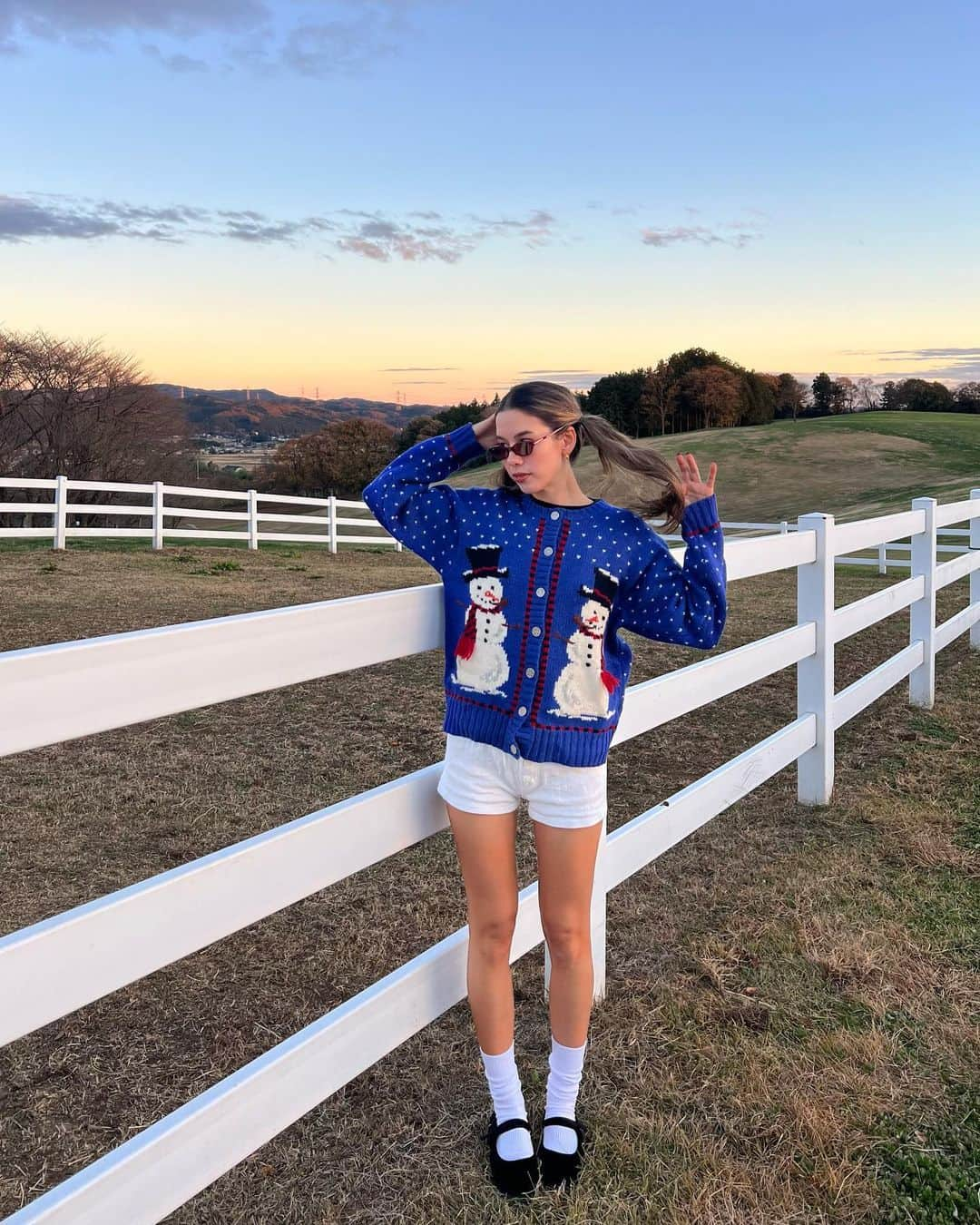 Rika Vanessaのインスタグラム：「撮影でちょっと遠くへ🚅🌿🐎✨  美しくて気持ちよくて また必ず行きたい場所になった🌼  ダサ可愛い古着の雪だるま⛄️セーターは毎年 寒くなると着たくなる😂❤️  撮影で着たお洋服が可愛すぎて好きすぎて 最高なので写真の仕上がりが楽しみ🥹🎀💕」