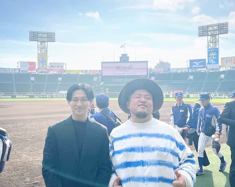 HIPPYさんのインスタグラム写真 - (HIPPYInstagram)「甲子園の土の上に立つことが 不可能という現実を突きつけられ3年  グラウンドに立つ球児の皆さんをみて  不可能という土にも花を咲かせることができるんだと 言葉に言い表せないほどの 心を突き刺す感動をいただきました。  あの夏世代に特にピッタリだと支持をいただき テーマソングとして歌わせていただいた  君に捧げる応援歌  コロナ禍は動画やメール 学校訪問もさせていただいたり たくさんの交流がありました。  球児や保護者の方との出会い、再会 まさか甲子園で会えるなんて たくさんお声掛けいただき本当に嬉しかった。  グラウンドで咲いた笑顔が 明日への種となり 素晴らしい未来への咲き誇りますように  #あの夏を取り戻せ #あの夏　 #青春 #甲子園 #君に捧げる応援歌 #HIPPY」12月1日 18時46分 - _____hippy_____