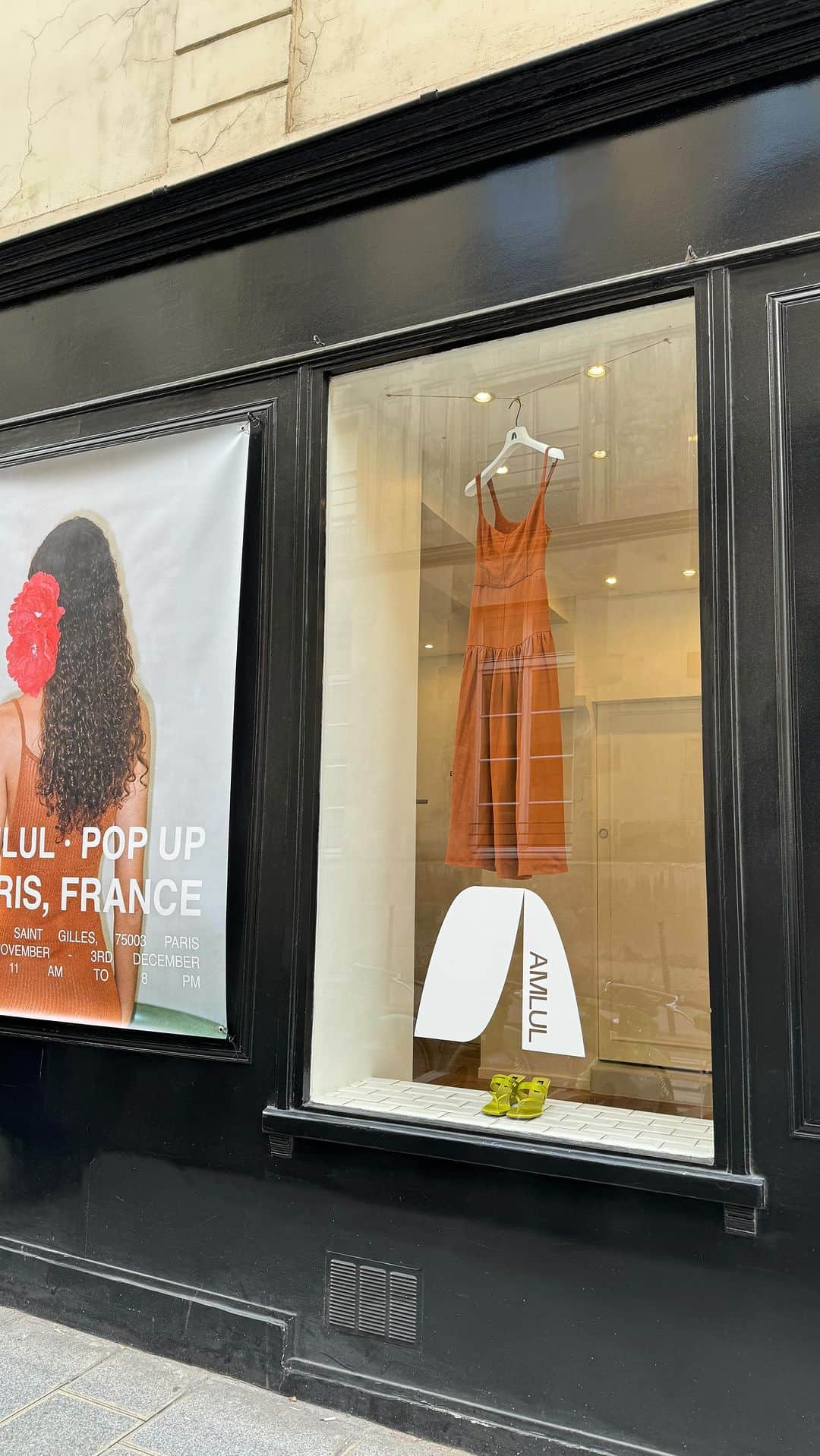 ガラ・ゴンザレスのインスタグラム：「PARIS 🇫🇷 @amlul we are here ! Come visit us until 3rd Dec at 28 Rue Saint Gilles - Paris | 11 am - 8 pm #Amlul」