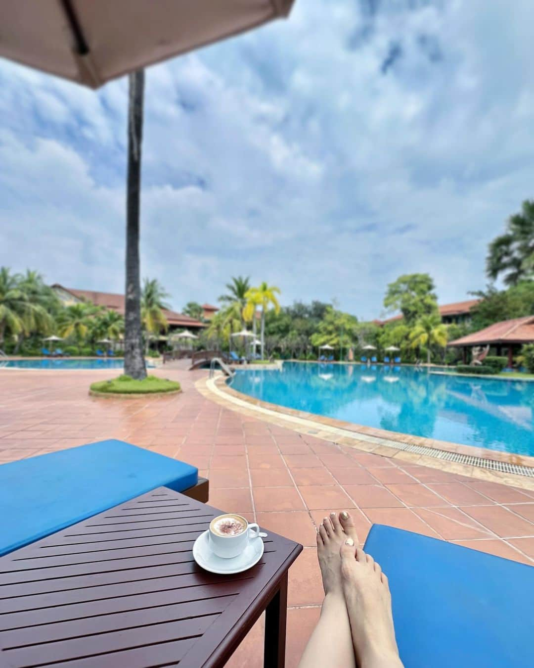 YuhKawasakiさんのインスタグラム写真 - (YuhKawasakiInstagram)「📍Angkor Palace Resort&Spa   プールでアフタヌーンティー🫖🍴🧁 昼間は遺跡巡りされる方が多いので ホテルのプールは貸切🫶  1人でもアフタヌーンティー出来るか聞いたら OKとのことでしたが 普通に2人分出てきた模様笑  これで約16USドルなので2人でしたら 1人あたりたったの8USドル💵 日本だとこのお値段でこの体験は できないね😍  プールにプカプカ浮きながら食べるのって めちゃくちゃ楽しいんです🍴笑 ： ： ： ： ： ： ： #angkorpalaceresortandspa #floatinghitea#floatingafternoontea #floatingbreakfast #cambodiatravel #cambodiahotel #greenresort #siemreaphotel #カンボジアホテル#シェムリアップホテル#フローティングアフタヌーンティー#フローティングハイティー#フローティングブレックファースト #カンボジア旅行 #カンボジア料理 #カンボジア女子旅 #カンボジアカフェ #トランカー#シェムリアップ旅行 #シェムリアップ観光 #シェムリアップカフェ #プールでのんびり #ホカンスグラム#リゾートホテル #東南アジア旅行 #angkorpalace #ハイティー#アフタヌーンティーのある暮らし #タビジョ#旅スタグラム」12月1日 18時45分 - yuhkawasaki