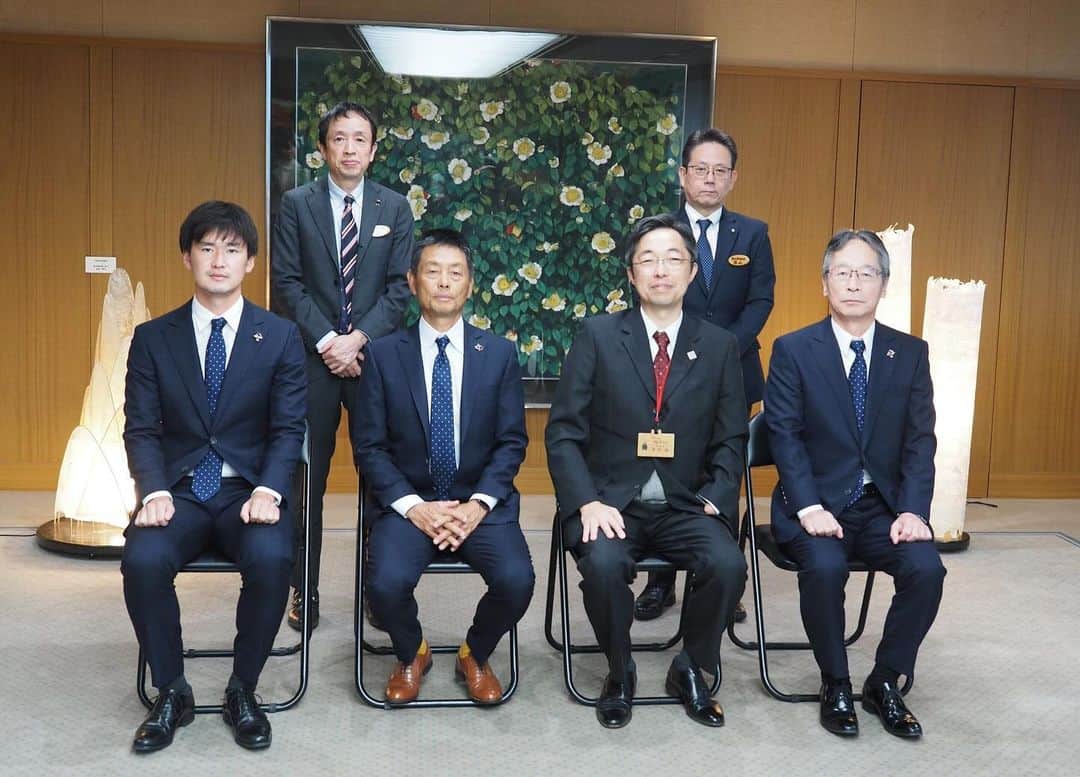 ROASSO KUMAMOTOのインスタグラム：「#ロアッソ熊本 の藤本社長、大木監督、平川選手が、2023シーズン終了報告に、木村副知事と熊本県議会を表敬訪問しました。 1年間の労いと、来シーズンも県民一丸となって応援します！と心強い言葉をいただきました。 今シーズンもご支援、ご声援、誠にありがとうございました‼」