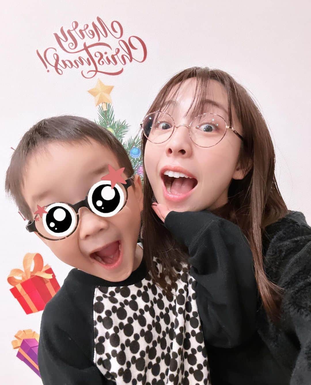 鈴木あきえのインスタグラム：「ちょっと前から、息子が矯正メガネをつけることになりました👦🏻  0歳の頃からずっと、 遠視の数値があやしいと かかりつけの眼科の先生に言われており定期的に通っていたのですが、 年中のこのタイミングで 視力をあげるトレーニング用めがねを着用することに。  一応、小学生までの予定ですが 個人差があるらしく、 期間は短くなることもあるし長くなることもあると👓  とりあえず 今の所本人はノリノリなので 『外したい』と言われないように、家族で盛り上げ中。笑  ちなみに 園の視力検査や ３歳児検診などでは正常という診断で、 たまたま近所の眼科さんが、 子供の視力の検査を詳しくしてくれるところだったので発見できた感じです。  遺伝や目の形も大きく関わるようで、 下の娘も似た症状で とりあえず様子見👧🏻  最初はちょっと落ち込んだ私をよそに、 本人はとてもめがね生活楽しんでる模様👦🏻笑  いつも子供の姿に救われますね🍪」