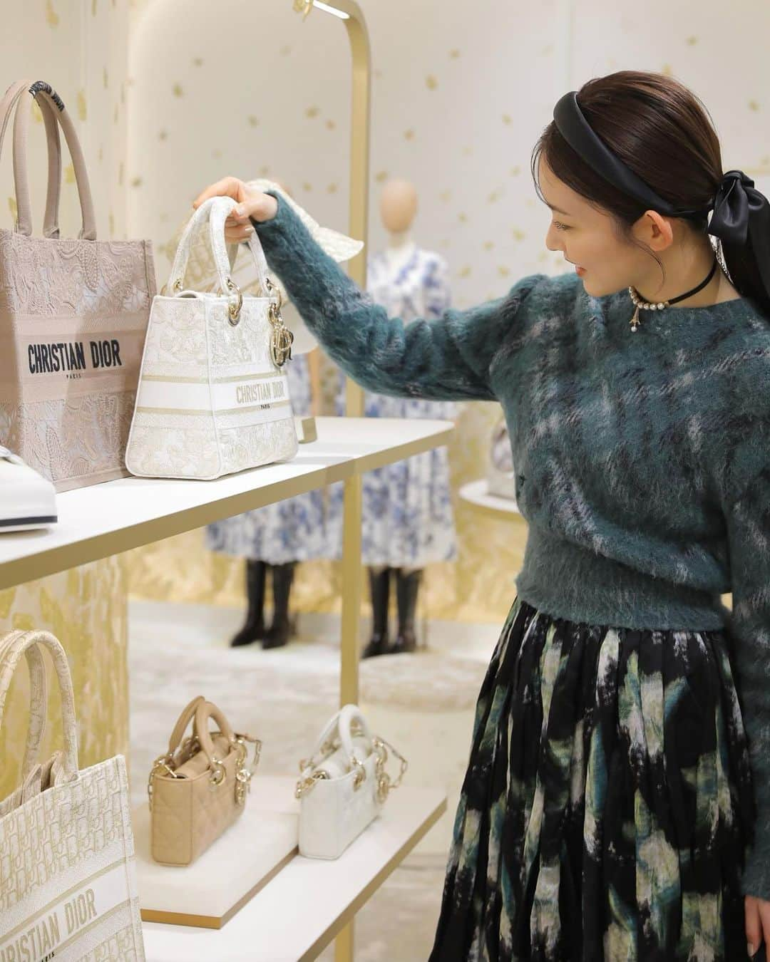 久間田琳加さんのインスタグラム写真 - (久間田琳加Instagram)「DIOR HOLIDAY POP-UP♡ 表参道交差点に設置されたイルミネーションツリーが、ますますクリスマス気分にしてくれました🎄✨ そして輝くバタフライの装飾がいたるところに🦋 12月25日(月)までです！ キラキラとした空間で、幸せな時間を過ごせました🥰 @Dior #DiorCruise #ディオールホリデーポップアップ #SupportedByDior」12月1日 18時42分 - rinka_kumada0223