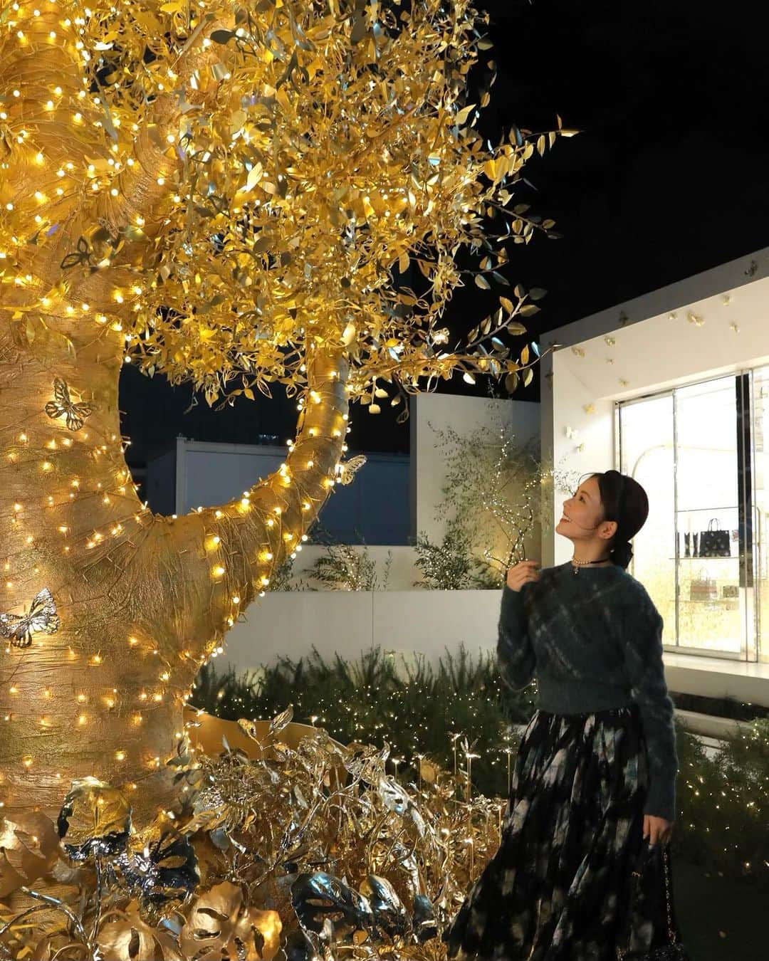 久間田琳加さんのインスタグラム写真 - (久間田琳加Instagram)「DIOR HOLIDAY POP-UP♡ 表参道交差点に設置されたイルミネーションツリーが、ますますクリスマス気分にしてくれました🎄✨ そして輝くバタフライの装飾がいたるところに🦋 12月25日(月)までです！ キラキラとした空間で、幸せな時間を過ごせました🥰 @Dior #DiorCruise #ディオールホリデーポップアップ #SupportedByDior」12月1日 18時42分 - rinka_kumada0223