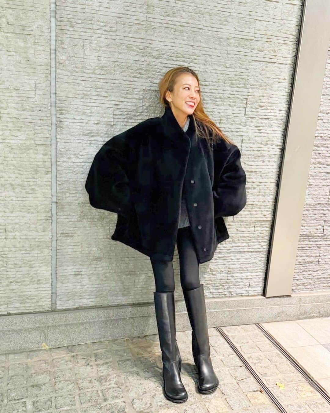 あびる優さんのインスタグラム写真 - (あびる優Instagram)「12月スタート🎄✨ 今年も残りわずか🥹信じられない💦 今季初めて、やっと、、アウター着た🧥！ お友達がたくさんお写真撮ってくれました🤭 #smile#december#🥰#❤️」12月1日 18時43分 - yuabiru74