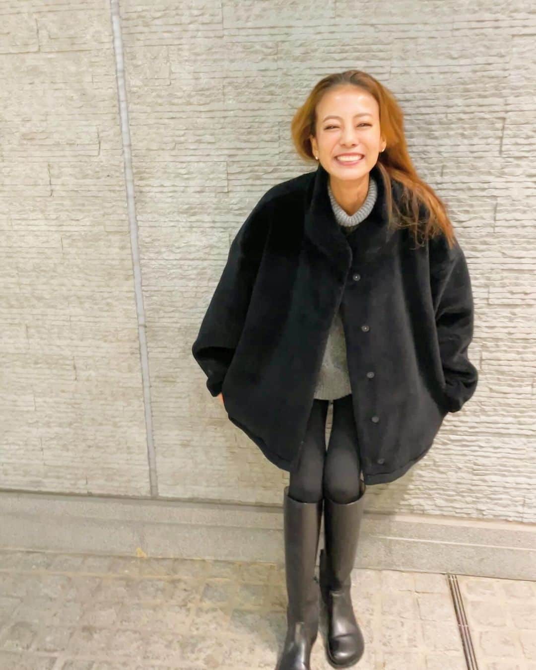 あびる優さんのインスタグラム写真 - (あびる優Instagram)「12月スタート🎄✨ 今年も残りわずか🥹信じられない💦 今季初めて、やっと、、アウター着た🧥！ お友達がたくさんお写真撮ってくれました🤭 #smile#december#🥰#❤️」12月1日 18時43分 - yuabiru74