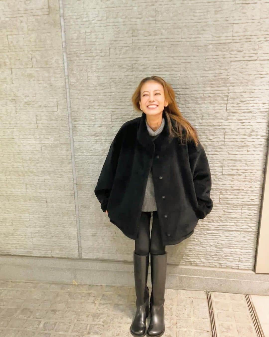 あびる優さんのインスタグラム写真 - (あびる優Instagram)「12月スタート🎄✨ 今年も残りわずか🥹信じられない💦 今季初めて、やっと、、アウター着た🧥！ お友達がたくさんお写真撮ってくれました🤭 #smile#december#🥰#❤️」12月1日 18時43分 - yuabiru74