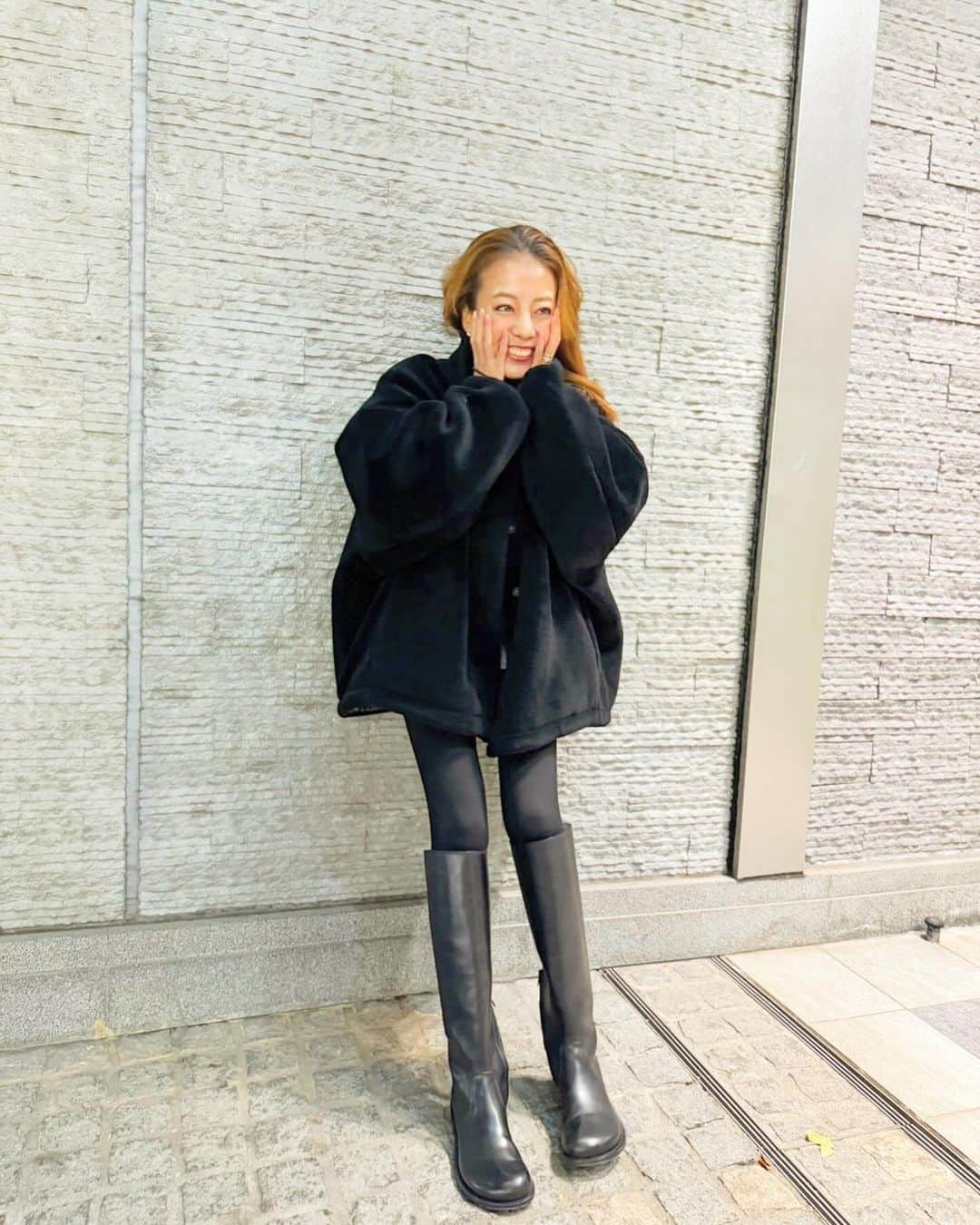 あびる優のインスタグラム：「12月スタート🎄✨ 今年も残りわずか🥹信じられない💦 今季初めて、やっと、、アウター着た🧥！ お友達がたくさんお写真撮ってくれました🤭 #smile#december#🥰#❤️」