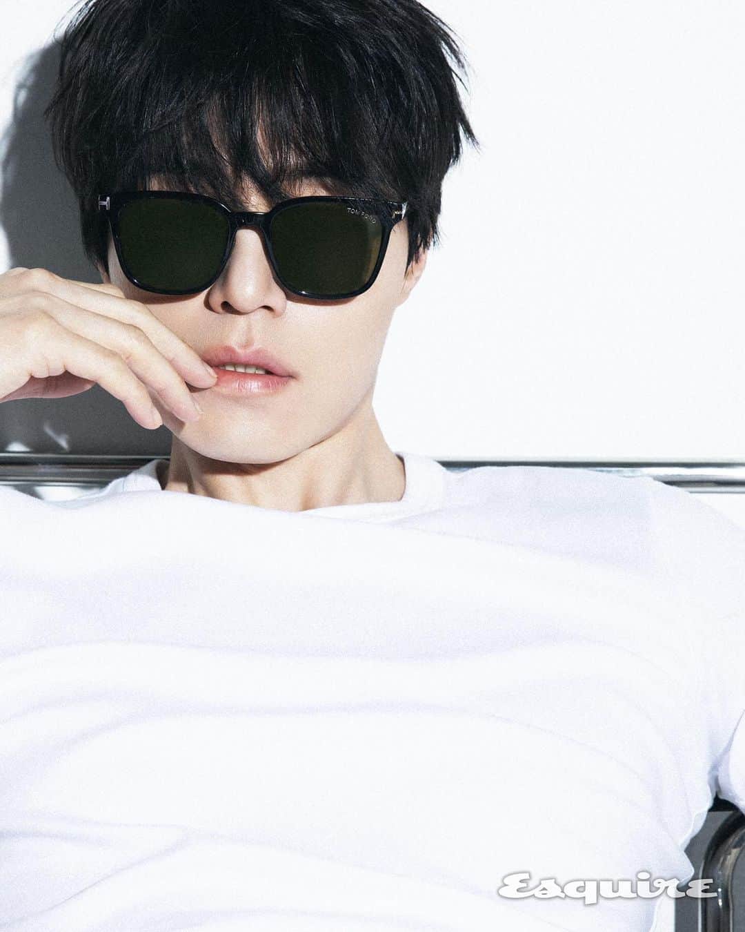 イ・ドンウクさんのインスタグラム写真 - (イ・ドンウクInstagram)「- #에스콰이어 #ESQUIREKOREA #톰포드 #톰포드아이웨어 #TOMFORD #TOMFORDEYEWEAR」12月1日 18時43分 - leedongwook_official