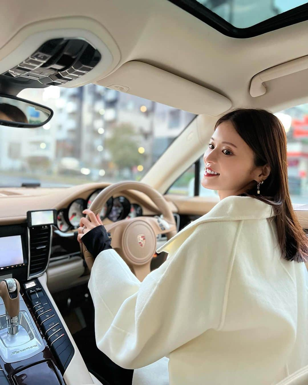 東野佑美さんのインスタグラム写真 - (東野佑美Instagram)「引越してから車移動が増えました😮‍💨 安定の直角運転。笑  近場では10回くらいお引越ししたかな？ それでも10年以上住んでた街だったから まだ離れたのが寂しいんだけど そのうち慣れるのかしら🥹😂🫶  #charol #gifted」12月1日 18時44分 - yumi.higashino