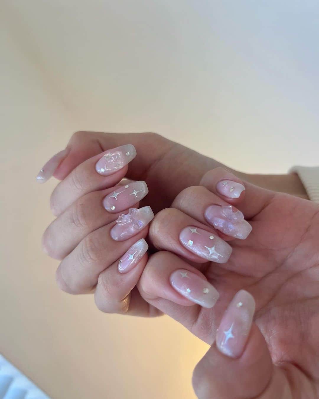 目見田早弥子のインスタグラム：「さすがにかわいい🎀❄️🤍 お気に入りすぎて前回と同じデザイン！ で、パーツを替えました☝🏻 リボンかわいすぎる~~~  🤍 @y.uria_ 🤍」