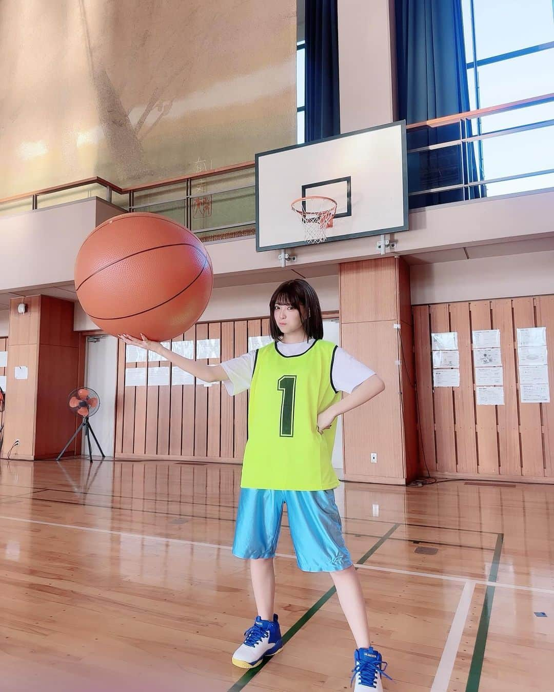 MINAMIさんのインスタグラム写真 - (MINAMIInstagram)「. ウィッグで撮影初めてでした🤲🏻 オフショです jkぽいよねjkだけど( ᐢơ ̫ ơᐢ )」12月1日 18時54分 - mimi.minami.mimi