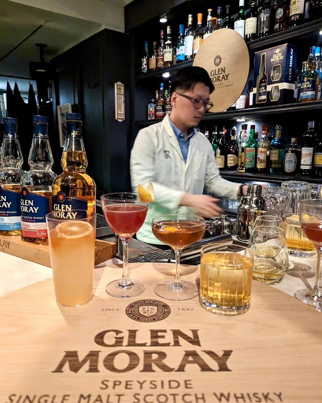 石井里奈さんのインスタグラム写真 - (石井里奈Instagram)「@glen_moray_whiskyの続き🫶 . グレンマレイはスペイサイドで生産されているのだけど、その中心地で造られる、シングルモルト・ウイスキーのグレンマレイは、リッチでフルーティな香りが高いの👏 . グレンマレイは125年前から変わらず、ロッシー川のほとりの銅製蒸留器で二重蒸留されているのだとか♥️ 美味しいはずだよね〜🥰🥰 . ブランド・アンバサダーのイアン・アランさんが色々教えてくれて一緒に写真も撮って乾杯できて嬉しかったな🫶❤️ . スコットランドで最も愛されているシングルモルト・ウイスキー🥃✨みんなも試してみてね！ . #グレンマレイ #GlenMoray #ウイスキー @bar_trench #恵比寿バー #恵比寿 #ハイボール #カクテル #バー #bar #東京カレンダー #bachelorette #party #bachelor #お酒 #お酒好き」12月1日 18時48分 - ri7tin1025