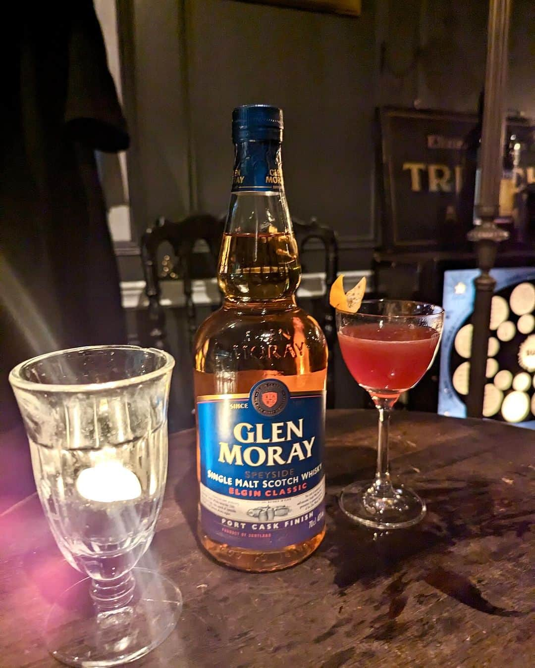 石井里奈さんのインスタグラム写真 - (石井里奈Instagram)「@glen_moray_whiskyの続き🫶 . グレンマレイはスペイサイドで生産されているのだけど、その中心地で造られる、シングルモルト・ウイスキーのグレンマレイは、リッチでフルーティな香りが高いの👏 . グレンマレイは125年前から変わらず、ロッシー川のほとりの銅製蒸留器で二重蒸留されているのだとか♥️ 美味しいはずだよね〜🥰🥰 . ブランド・アンバサダーのイアン・アランさんが色々教えてくれて一緒に写真も撮って乾杯できて嬉しかったな🫶❤️ . スコットランドで最も愛されているシングルモルト・ウイスキー🥃✨みんなも試してみてね！ . #グレンマレイ #GlenMoray #ウイスキー @bar_trench #恵比寿バー #恵比寿 #ハイボール #カクテル #バー #bar #東京カレンダー #bachelorette #party #bachelor #お酒 #お酒好き」12月1日 18時48分 - ri7tin1025