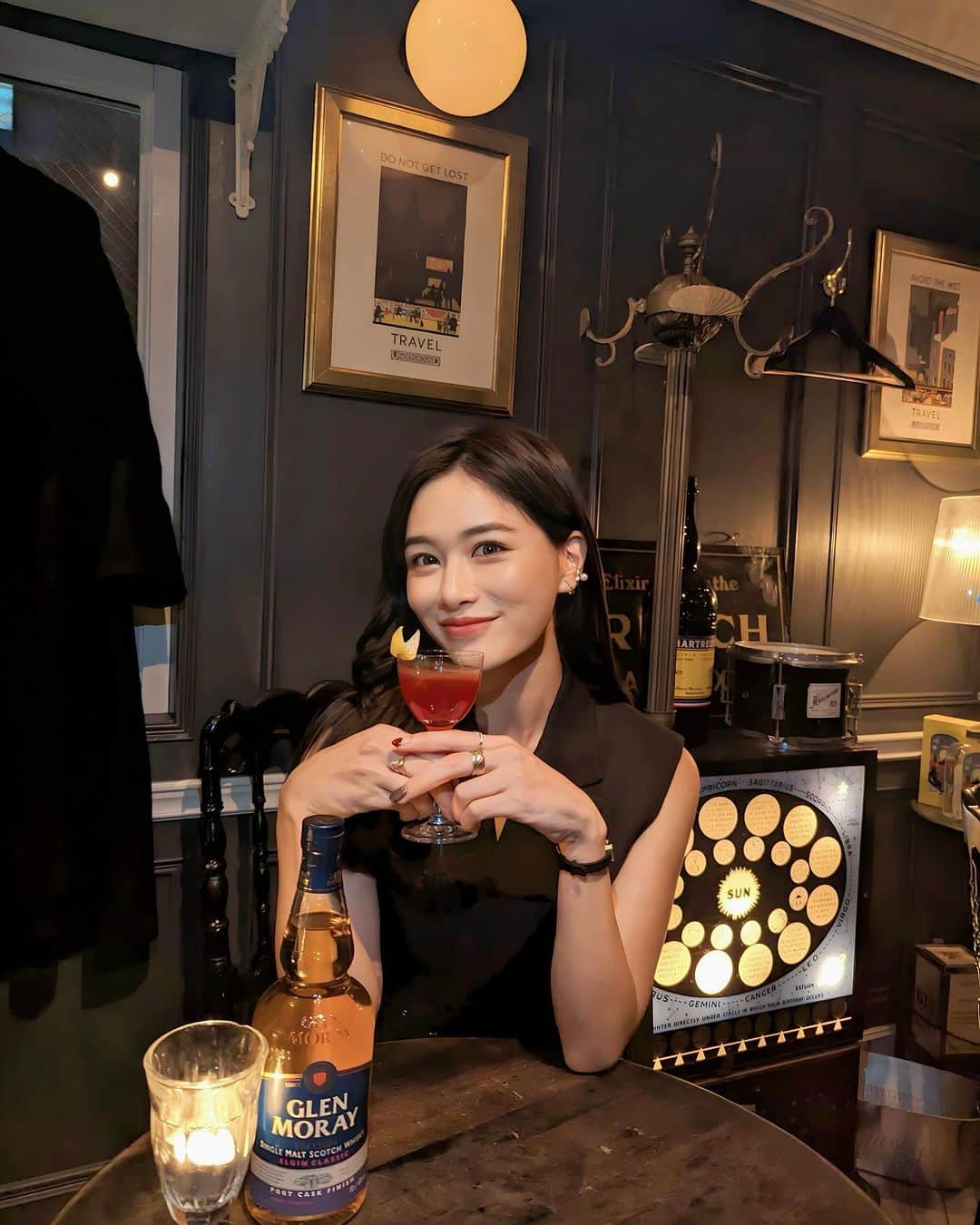 石井里奈さんのインスタグラム写真 - (石井里奈Instagram)「@glen_moray_whiskyの続き🫶 . グレンマレイはスペイサイドで生産されているのだけど、その中心地で造られる、シングルモルト・ウイスキーのグレンマレイは、リッチでフルーティな香りが高いの👏 . グレンマレイは125年前から変わらず、ロッシー川のほとりの銅製蒸留器で二重蒸留されているのだとか♥️ 美味しいはずだよね〜🥰🥰 . ブランド・アンバサダーのイアン・アランさんが色々教えてくれて一緒に写真も撮って乾杯できて嬉しかったな🫶❤️ . スコットランドで最も愛されているシングルモルト・ウイスキー🥃✨みんなも試してみてね！ . #グレンマレイ #GlenMoray #ウイスキー @bar_trench #恵比寿バー #恵比寿 #ハイボール #カクテル #バー #bar #東京カレンダー #bachelorette #party #bachelor #お酒 #お酒好き」12月1日 18時48分 - ri7tin1025