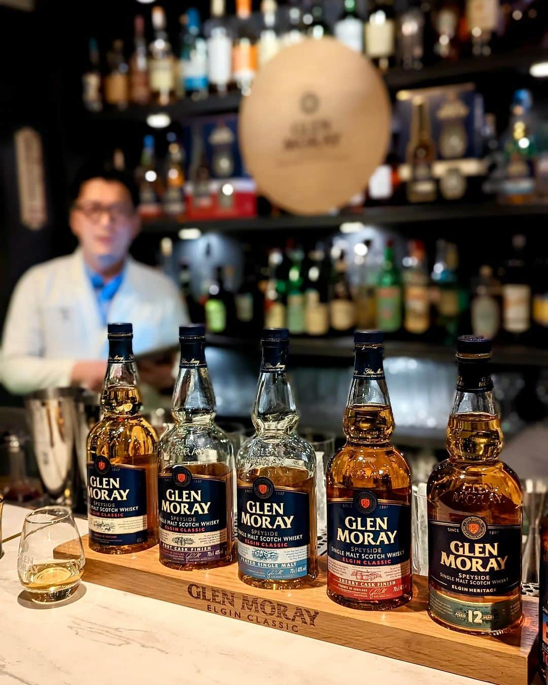 石井里奈さんのインスタグラム写真 - (石井里奈Instagram)「@glen_moray_whiskyの続き🫶 . グレンマレイはスペイサイドで生産されているのだけど、その中心地で造られる、シングルモルト・ウイスキーのグレンマレイは、リッチでフルーティな香りが高いの👏 . グレンマレイは125年前から変わらず、ロッシー川のほとりの銅製蒸留器で二重蒸留されているのだとか♥️ 美味しいはずだよね〜🥰🥰 . ブランド・アンバサダーのイアン・アランさんが色々教えてくれて一緒に写真も撮って乾杯できて嬉しかったな🫶❤️ . スコットランドで最も愛されているシングルモルト・ウイスキー🥃✨みんなも試してみてね！ . #グレンマレイ #GlenMoray #ウイスキー @bar_trench #恵比寿バー #恵比寿 #ハイボール #カクテル #バー #bar #東京カレンダー #bachelorette #party #bachelor #お酒 #お酒好き」12月1日 18時48分 - ri7tin1025