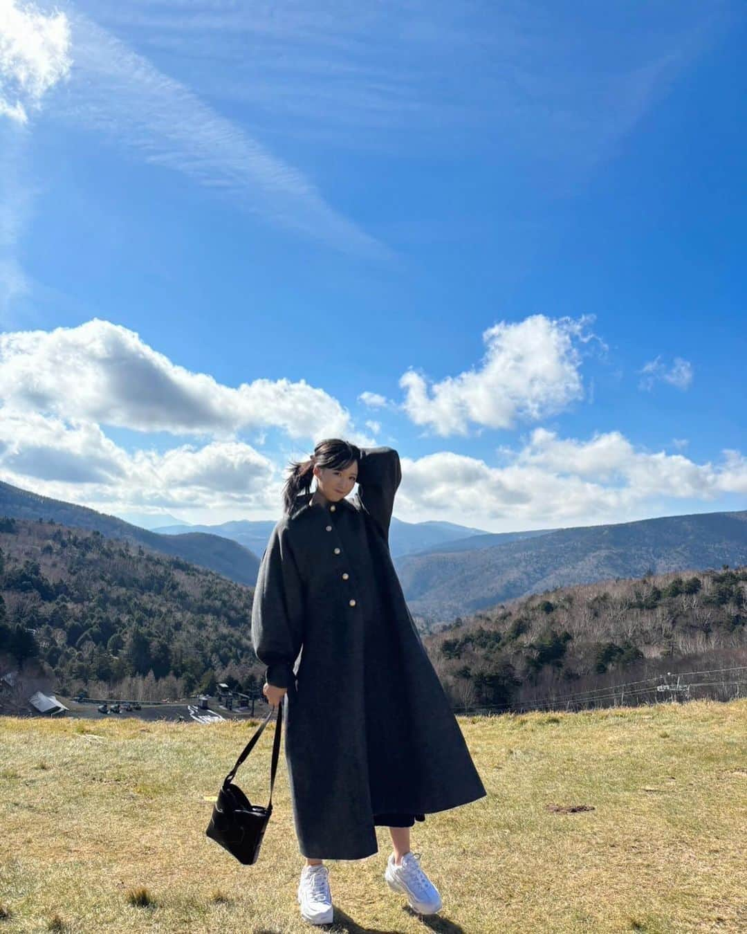 小栗有以さんのインスタグラム写真 - (小栗有以Instagram)「冬の赤色ってなんかいい~👜🧣🔖  #姉妹旅Part2 #姉妹#銀杏 #軽井沢 #軽井沢旅行」12月1日 18時51分 - yuioguri_1226