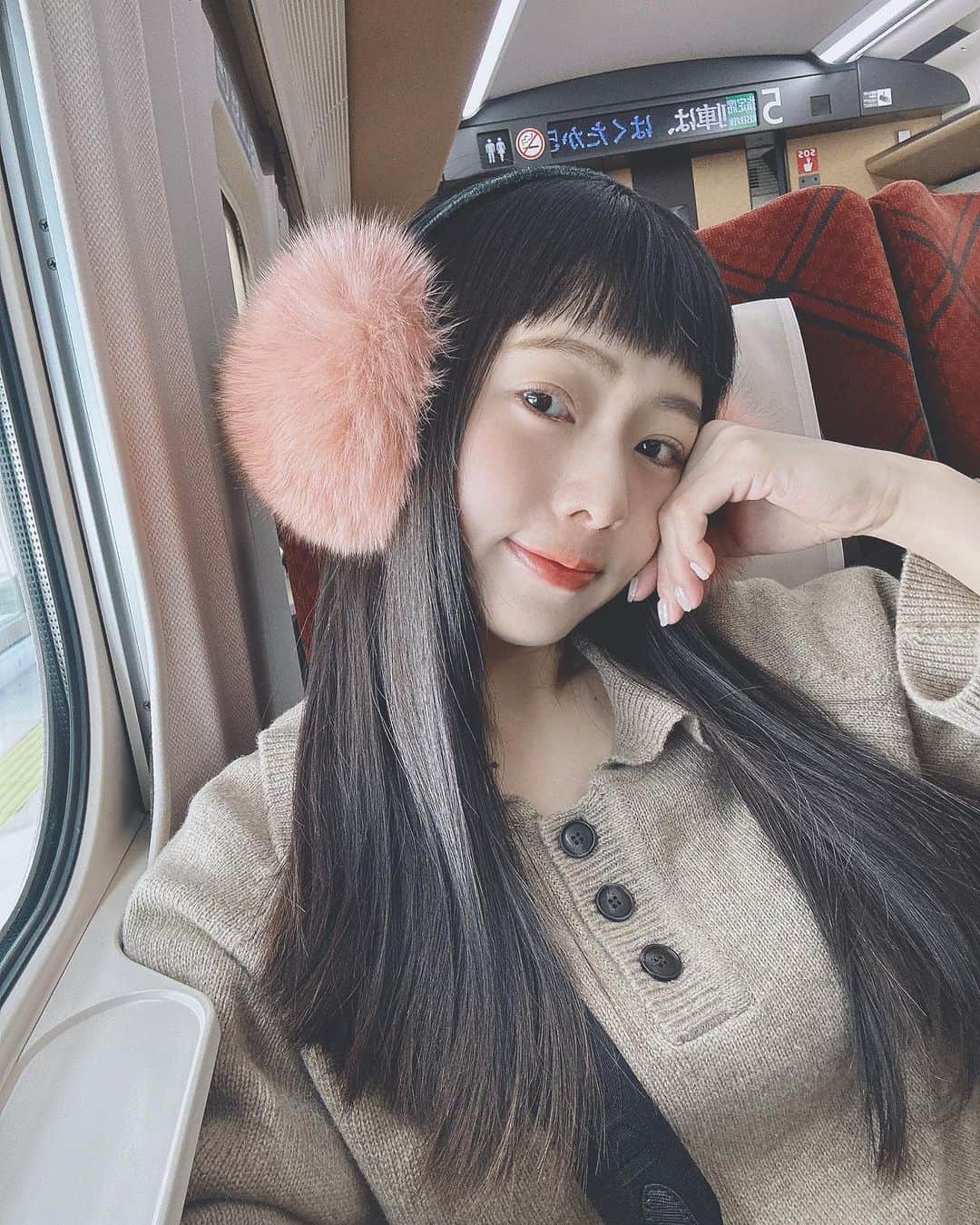 Dewi Chienのインスタグラム：「❄️雪季即將來臨～～可以開始倒數了！  今年初我們菜鳥滑雪團滑一個意猶未盡，直接又集體報名明年初的，決定這次一起帥一波？（話會不會說太早🫢  總之，當然也是找最方便的 @dbc.taiwan 一條龍服務，從下飛機-專屬小巴接送-抵達雪場-一切雪具-台灣教練課-當地市區自由行，基本上只要帶著一顆快樂的心上飛機，就能獲得一趟回味無窮的滑雪之旅⛄️🎿  DOUBLE BLACK CREW 這一季的已經完售，24-25雪季，現在第一批開賣不要錯過了！ #DBC #野澤溫泉村」