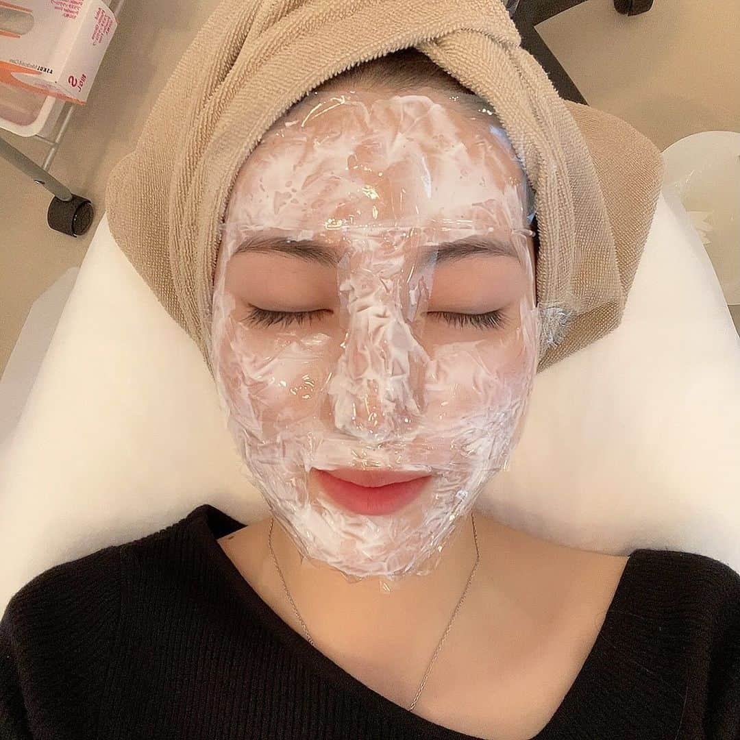 岩下真奈さんのインスタグラム写真 - (岩下真奈Instagram)「2023.12.01 #beauty 🧖‍♀️ * 📍General Clinic ( @generalclinic_official ) . . 更なる美肌をめざして…❕ 人生初🤍ダーマペン施術して頂いてきました🫧 . ダーマペンとは🔍 超極細の針を肌に刺して一時的に極小の穴を開け、 皮膚の自然治癒力を引き出す美容施術🪡 . コラーゲン・エラスチンの生成促進やターンオーバーの改善効果があるから、 気になるニキビ跡や毛穴の開きの解消や ハリやツヤ感アップが期待できるってワケ👊🏻✨️ . . 施術前にしっかり麻酔を塗るので痛みはまだマシ…🤏🏻 . 皮膚が薄いところ等は痛かったり、 人によって個人差はあるけど、対価がでかいので耐え🎈 . 施術直後は麻酔と痛みで少し違和感くらい。 あとは顔の皮もその日のうちからポロポロ落ちてくるからマスクは必須😷 赤みは私は3日くらいで引いたかな〜、 そんながっつりダウンタイム！って感じじゃなかった👌´- . . そして今、施術から1ヶ月が経過しました🪞💞 [写真5枚目現状ノーマル外カメ撮影📸！] . 1番気になっていた毛穴の開き、 もうほぼゼロくらい気にならなくなった🥹🥹✨️ . ニキビ跡やニキビのできやすいところとか ベースの肌質改善はまだ回数重ねないと気になるけど、 毛穴のキメ整ったのが大満足すぎて💮💯 . ハリツヤもかなりアップして、ファンデまで塗ったら 仕上がりちゅるんって感じになって最高🫶🏻‪‪❤︎‬ . 初めてで緊張してたけどやって良かった💡 . . General Clinicさんは説明も施術も丁寧で良かったので とってもオススメです🪄是非チェックしてみてね!! . . . #PR @dr.natsukiogawa #ジェネラルクリニック #美容医療 #美肌 #美容クリニック六本木 #ツヤ肌 #ニキビ跡 #肌荒れ  #model #fashion #makeup #ダーマペン #肌質改善 #美容医療 #美容垢 #美容マニア #美容オタク #毛穴ケア #ニキビ跡 #フリーランス #モデル #ファッションモデル #撮影会 #広告モデル #ファッション #おしゃれさんと繋がりたい #カフェ好きな人と繋がりたい #邦ロック好きな人と繋がりたい #美容好きな人と繋がりたい」12月1日 19時03分 - mana_mdleam