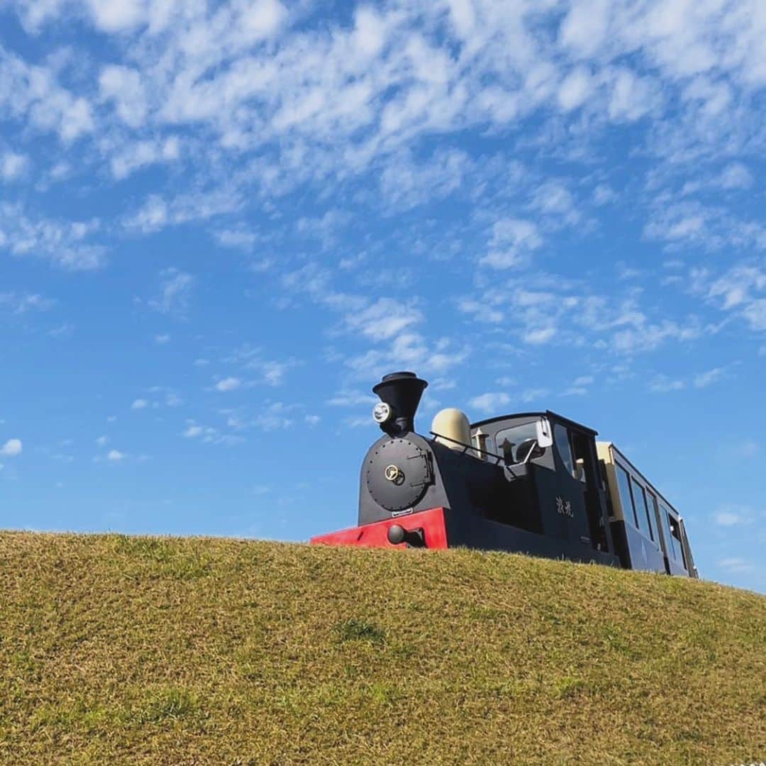平野由実のインスタグラム：「先日、子どもたちが乗った列車🚂  広い公園は、気持ちがいい🌱  乗り物ブームな次男。 「あれのりたい！！あれのりたい！！」 どこへ行っても電車を見つけては、「でんしゃのりたい！！」 がたんごとんの絵本を読んでは、「これのりたい！！」  長男もこんな時期があったなぁと懐かしいです🤔✨」