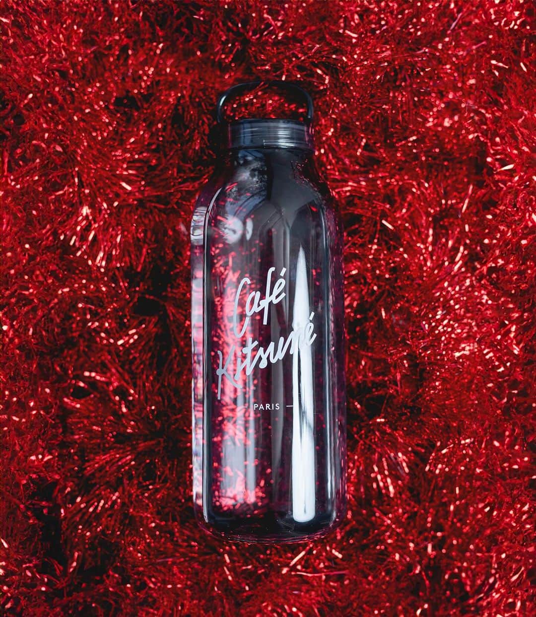 Café Kitsuné Parisのインスタグラム：「Unwrap the joy of the season with our Holiday gift guide 🎁 ✨ Stay hydrated with our Café Kitsuné x Kinto Water Bottle 💧 -  Available online and in selected cafés worldwide」