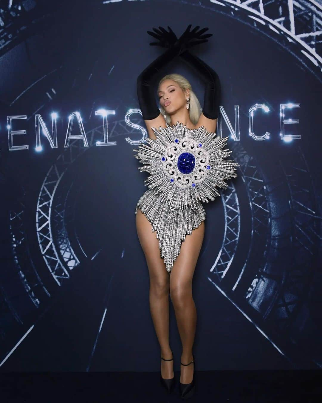 バルマンのインスタグラム：「BEYONCÉ The iconic @beyonce celebrates the London Premiere of her Renaissance Tour film in Balmain for last night’s afterparty.  The Balmain muse wore a fully bejeweled structural mini dress from @olivier_rousteing’s #BALMAINPF23, recalling the glitzy, all-silver glam of the Renaissance World Tour and reminding us that she is indeed the one-and-only Alien Superstar. #BALMAINARMY  Styled by @shionat」