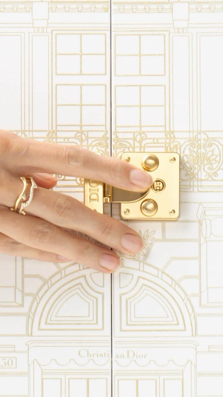 クリスチャンディオールのインスタグラム：「Unlock the magic of the season with La Malle Des Rêves.   Open the doors of the most exclusive Dior advent Calendar and step behind the scenes of the 30 Montaigne façade. 24 treasures are waiting to enchant the Holiday season each day of December…   #DiorBeauty #DiorHoliday #DreamInDior」