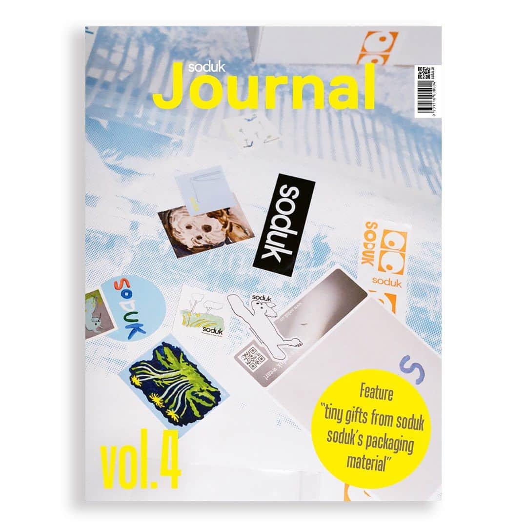 sodukのインスタグラム：「“soduk journal” vol.4 “tiny gifts from soduk | soduk’s packaging material”   sodukからお届けしたいテーマや事柄を厳選して日記のように皆さんにお送りする、“soduk journal” 。  第4回目は、2023 fall / winter から商品と一緒にみなさまにお届けしているちょっとしたギフトについてのお話です。  ｜街でお買いものをしたとき、クリエイティブな袋に入れてもらえるとちょっとうれしい。  欲しかったものを買ったときのわくわくを、もっとわくわくにしてくれるようなその感覚を、オンラインストアでお買いものしてくださったお客様にもお届けできたらと、2023 fall / winterから公式オンラインストアにてご購入いただいた際のラッピングをオリジナルデザインにして、数量限定ですがノベルティステッカーなどを添えて商品をお送りしています。   今回soduk teamがラッピング資材として制作したのは、テープ、封筒、そして、包み紙。 ジャーナル第4回目となる今回は、sodukらしいプレイフルでユーモラスなデザインにしようとスタートしたこのプロジェクトについてご紹介します。  check out journal on our website to find out more☺︎  #soduk」