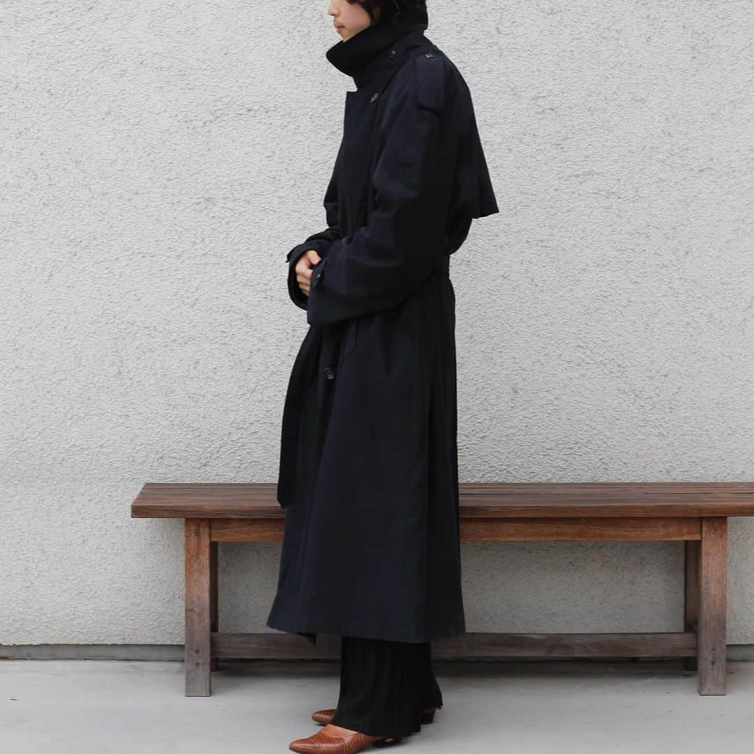 SANKAKUのインスタグラム：「.1990s brand trench coat - - - - - 柔らかな高級感溢れるスムースの素材感にルーズフィットな雰囲気。 ライナーベルト完備で嬉しいチンストラップ付き。 最上級にしてデイリーユースに使いやすいコート。 #古着」