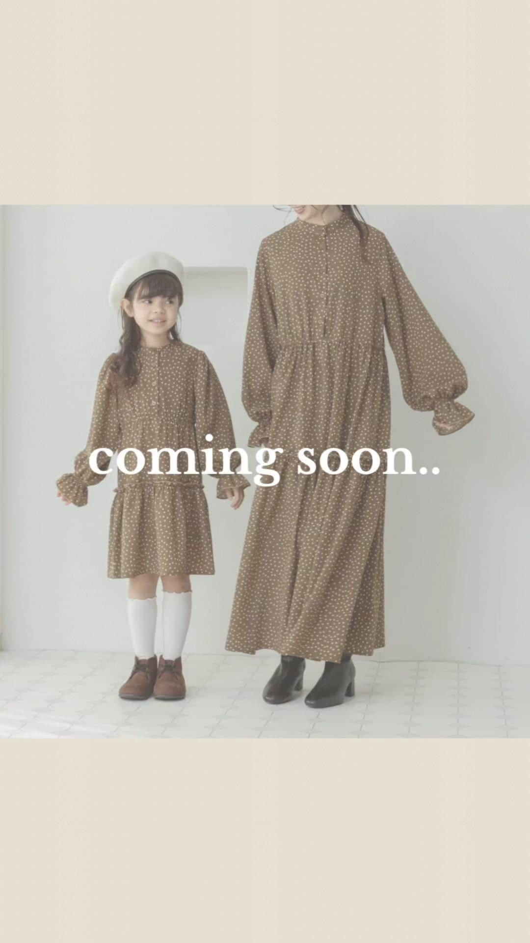 coucou manon フォトイベントをする子供服ブランドのインスタグラム：「12/1 NEW ITEM🧸coming soon..  . #pairmanon #ペアマノン #親子おそろい #親子リンク #ワンピースコーデ #オールシーズン #ジャガード #ジャガードワンピース #ファーベスト #タイツ」