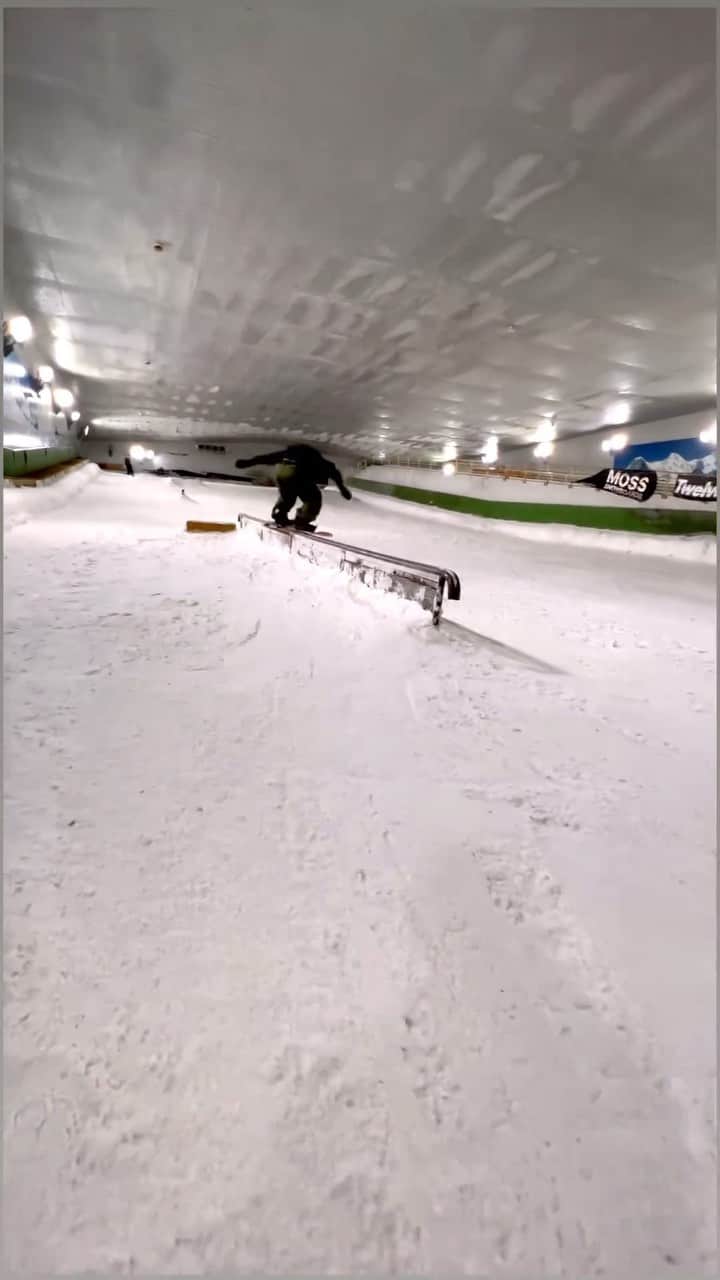 飛田流輝のインスタグラム：「new one🗡🗼🤞 @snova.shinyokohama  @volcomjapan #volcomjapan @volcomsnow  @willraise_official #willraise  #snowboad #snowboarding #スノーボード」