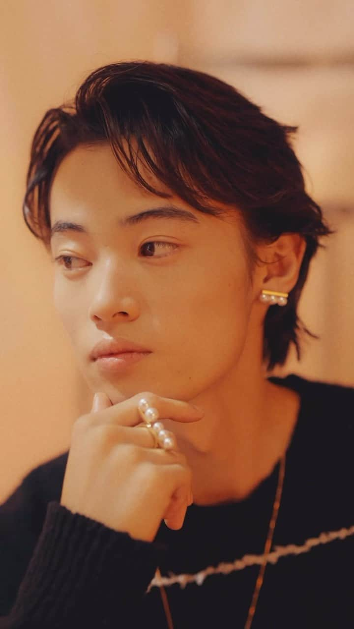 TASAKIのインスタグラム：「Actor Airu Kubozuka (@airu_kubozuka) wears jewellery from the modern ‘balance’ collection. Kubozuka embodies TASAKI’s passion for originality and meticulous attention to detail in all endeavours. He also appreciates style that highlights simple yet sophisticated elegance.   俳優 窪塚 愛流さんが纏う、モダンな「balance (バランス)」。 仕事へのこだわりや、オリジナリティのあるTASAKI ジュエリーへの共感を語ってくれました。 シンプルながら端正な美しさが際立つスタイリングにも注目。   #TASAKI #TASAKIbalance #窪塚愛流 #airukubozuka」