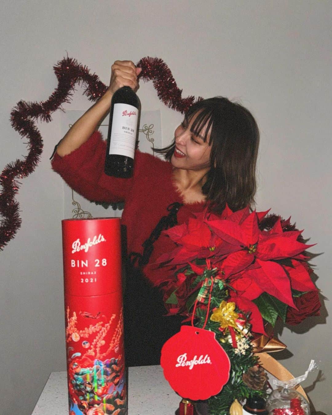 山口厚子のインスタグラム：「クリスマスシーズンの贈り物に最適な @penfolds (ペンフォールズ)のワイン❣️  一足先に家族で美味しいワインと共にディナーしました🍽️  開栓した瞬間からしっかりとした豊かな香りが広がり、 口に含むと果実たっぷりのフレッシュさと後からくるスパイシーさ。 とてもrichなワインでオトナ気分に🍷  南オーストラリアワインってこんなにも美味しいんだねって感動しながら家族で美味しく楽しく頂きました🥰🎄  今年のホリデーシーズンはペンフォールズのワインを贈って友人や大切な人との時間を楽しんでみてはいかがでしょうか?🤶✨  詳しくはpenfolds.comで❣️  #VentureBeyond」