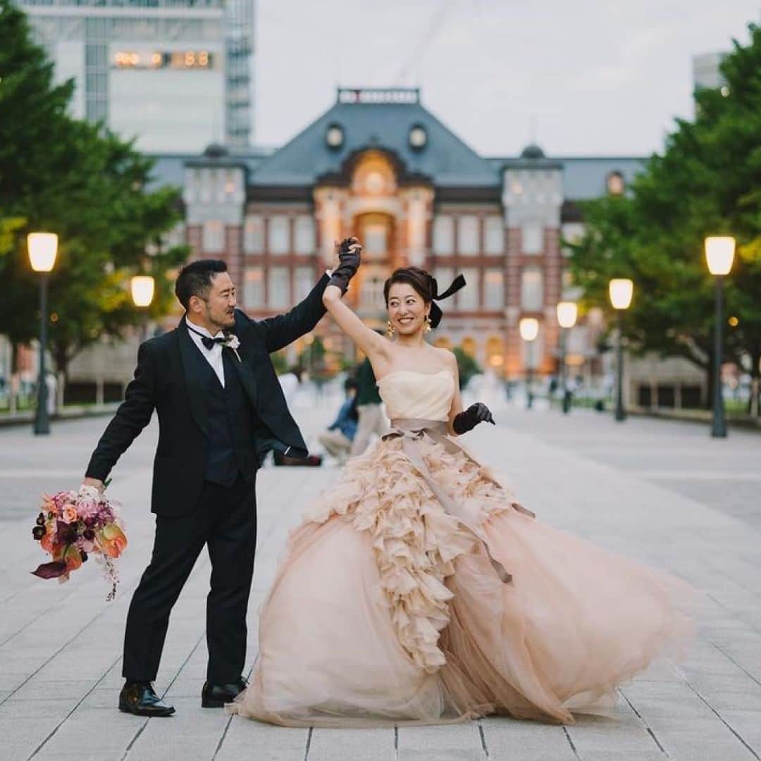 PIARYさんのインスタグラム写真 - (PIARYInstagram)「＼ 東京駅前でのロケーションフォトをご紹介💕 ／ ボリュームたっぷりのドレスが素敵な花嫁さま♪  今回の撮影で大切にされたポイントや想いを インタビューさせていただきましたのでご紹介します🎤🧡  ①後撮りのテーマを教えてください！ 👰「結婚式で着たドレスをもう一度着たい！」  ②後撮りで一番こだわったことは何ですか？ 👰「ドレスがバッスル加工で長くしたり短くしたりできるので、途中で変えてもらいました。 グローブやヘアリボンをこげ茶にすることで、丸の内に合うクラシックな雰囲気にしました。 新郎のタキシードもブラックにして雰囲気を統一しています。」  ③後撮りでやってよかったことを教えてください！ 👰「結婚式では撮れなかったツーショットや全身の写真をたくさん撮れてよかったです💕」  ④撮影を終えての感想を教えてください 👰「結婚式のことを思い出しながら、楽しく撮影できました。 主人もこのドレスが本当に気に入っていたので、また見られて嬉しかったと言ってくれました✨」  素敵なお写真は @wd_diary_mimami さまからお借りしました♪ ぜひ参考にしてみてください☺️♥  ::::::::::୨୧::::::::::୨୧::::::::::୨୧:::::::::::୨୧::::::::::୨୧::::::::::୨୧:::: ウェディングアイテム通販サイトなら《 @piary_inst 》 人気のアイテムや結婚式準備のお役立ち情報を毎日配信中😊 ::::::::::୨୧::::::::::୨୧::::::::::୨୧:::::::::::୨୧::::::::::୨୧::::::::::୨୧::::  ＼PIARY花嫁サポーター 大募集！✨／  #ピアリー #piahana #piary花嫁サポーター の ハッシュタグをつけて、インスタに投稿しよう♪ 結婚式準備や当日の様子などをシェアしていただける方は ハイライトの「花嫁サポーター」よりご参加をお待ちしております🍀  #PIARY #ピアリー #結婚式 #結婚式準備 #結婚準備 #ウェディング #結婚 #プレ花嫁 #プレ花嫁さんと繋がりたい #プレ花嫁準備 #花嫁 #ナチュラルウェディング  #前撮り #後撮り」12月1日 19時00分 - piary_inst