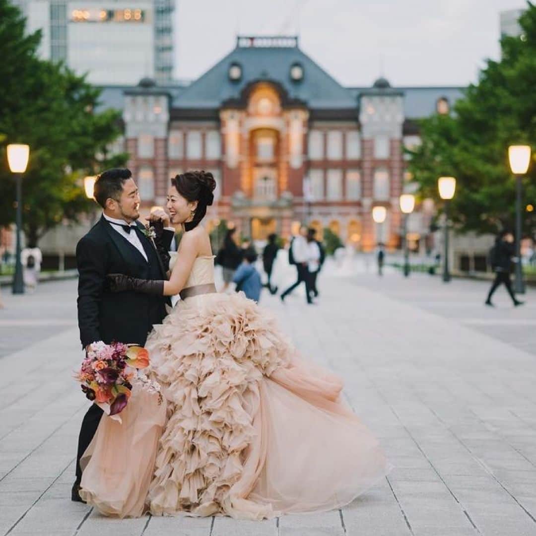 PIARYさんのインスタグラム写真 - (PIARYInstagram)「＼ 東京駅前でのロケーションフォトをご紹介💕 ／ ボリュームたっぷりのドレスが素敵な花嫁さま♪  今回の撮影で大切にされたポイントや想いを インタビューさせていただきましたのでご紹介します🎤🧡  ①後撮りのテーマを教えてください！ 👰「結婚式で着たドレスをもう一度着たい！」  ②後撮りで一番こだわったことは何ですか？ 👰「ドレスがバッスル加工で長くしたり短くしたりできるので、途中で変えてもらいました。 グローブやヘアリボンをこげ茶にすることで、丸の内に合うクラシックな雰囲気にしました。 新郎のタキシードもブラックにして雰囲気を統一しています。」  ③後撮りでやってよかったことを教えてください！ 👰「結婚式では撮れなかったツーショットや全身の写真をたくさん撮れてよかったです💕」  ④撮影を終えての感想を教えてください 👰「結婚式のことを思い出しながら、楽しく撮影できました。 主人もこのドレスが本当に気に入っていたので、また見られて嬉しかったと言ってくれました✨」  素敵なお写真は @wd_diary_mimami さまからお借りしました♪ ぜひ参考にしてみてください☺️♥  ::::::::::୨୧::::::::::୨୧::::::::::୨୧:::::::::::୨୧::::::::::୨୧::::::::::୨୧:::: ウェディングアイテム通販サイトなら《 @piary_inst 》 人気のアイテムや結婚式準備のお役立ち情報を毎日配信中😊 ::::::::::୨୧::::::::::୨୧::::::::::୨୧:::::::::::୨୧::::::::::୨୧::::::::::୨୧::::  ＼PIARY花嫁サポーター 大募集！✨／  #ピアリー #piahana #piary花嫁サポーター の ハッシュタグをつけて、インスタに投稿しよう♪ 結婚式準備や当日の様子などをシェアしていただける方は ハイライトの「花嫁サポーター」よりご参加をお待ちしております🍀  #PIARY #ピアリー #結婚式 #結婚式準備 #結婚準備 #ウェディング #結婚 #プレ花嫁 #プレ花嫁さんと繋がりたい #プレ花嫁準備 #花嫁 #ナチュラルウェディング  #前撮り #後撮り」12月1日 19時00分 - piary_inst