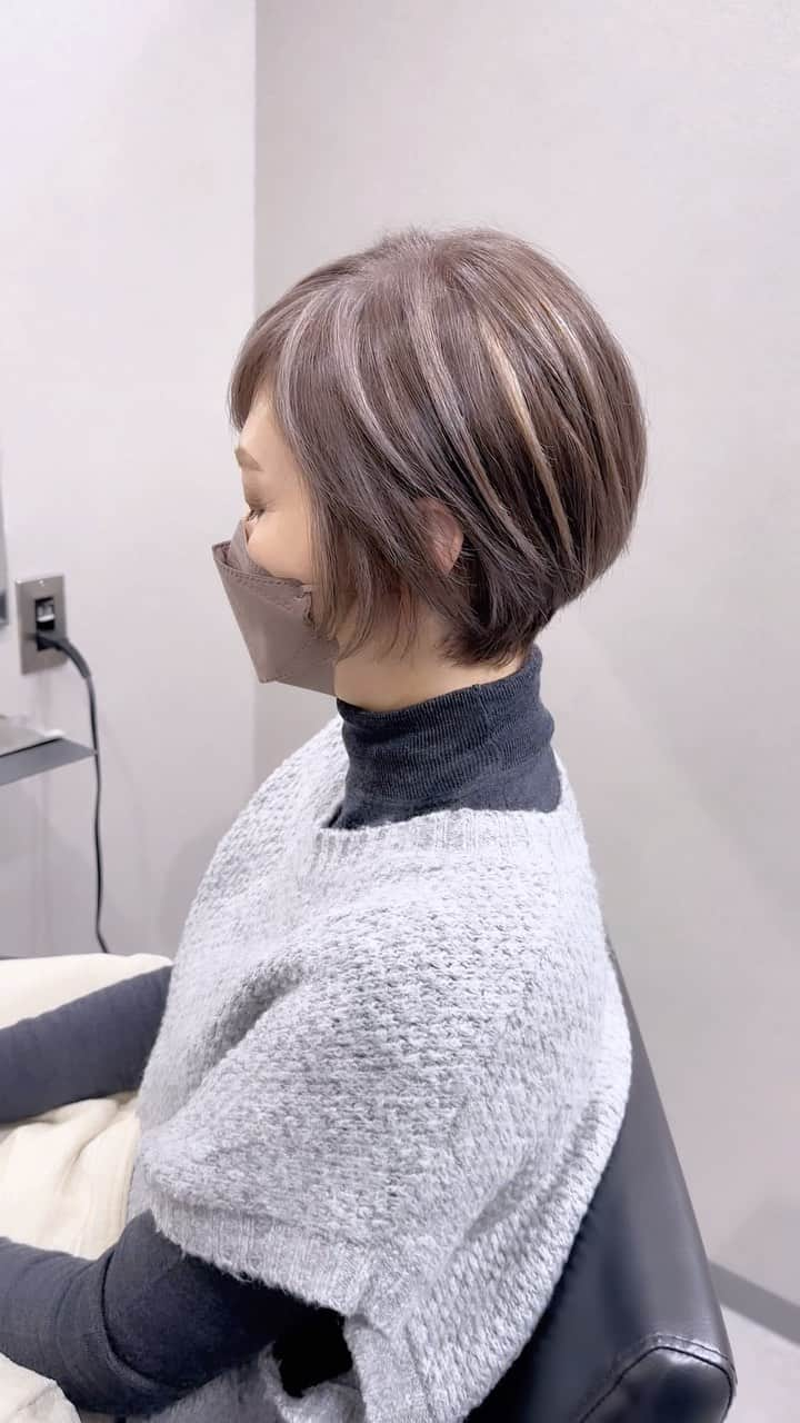 【高砂・美容師】平岡歩 ヘアアレンジ hairarrangeのインスタグラム：「脱白髪染めハイライト✨ デザインが欲しい方におすすめなカラーです✨  お気軽にご相談下さい！ 1人1人に寄り添ってご対応させて頂きます🙇‍♂️  姫路のハイライトカラー迷子を救う人🥇  平岡あゆみと申します🙇‍♂️  ハイライトカラーと白髪ぼかしハイライトを 専門的に行っております✨  ハイライトカラーや白髪にお悩みの方は是非 他の投稿もご覧下さい😊 他の投稿はこちら💁‍♀️【@ayumi_hiraoka 】  ご予約はLINE又はDMから承っております LINEはこちらのID検索お願い致します💁‍♀️【@183ihoos】  ⚠️ハイライトでこんな悩み、経験はございませんか？ ⁡ 😞ハイライトしたけどよくわからない 😞ハイライトが太すぎて虎柄みたいになった 😞ハイライトが白髪みたいになった 😞ハイライトが何故か思い通りになった事がない ⁡ これらのお悩みや失敗には全て理由があって、例えばよくわからないハイライトは、カラーを塗る際の塗り分けの仕方が間違っていたり、ハイライトが太いのはハイライトの入れ方に工夫がなかったり、僕自身もまだ経験が浅い頃全てを経験した事がありました（その頃お越し頂いてたお客様すみません🙏）ですが失敗を糧にお客様に必ず喜んで貰える様になりたいと、10年以上の美容師人生をかけ、その術を学び、考え、習得して参りました✨ ⁡ 他のハイライトカラーも是非ご覧下さい👇 @ayumi_hiraoka ⁡ ハイライトに挑戦したいけど綺麗になるのか不安と言う方、その不安は僕の前では絶対に安心に変わるので、お悩みの方は是非ご相談ください☺️ ⁡ ハイライトは特殊な技術故に誰でも出来る技術ではございません🙅‍♂️難しい技術で、お客様の現在の髪状態や施術履歴にも非常に影響されるので、先ずは一度予約ご相談用 LINEからご相談ください🙏 難しい技術の為、1度のご来店では出来ない場合もあります、その際はどうすれば出来る様になるのか計算してプランをお伝え致しますのでご安心ください🙇‍♂️ ⁡ が【ハイライトをお考えの方へ💇‍♀️✨】 ハイライトをする時は… ▶︎色味 グレーorグレージュorブラウンorベージュor暖色 ▶︎明るさはどのくらい 暗めor明るめor明るすぎず暗すぎず？ ▶︎ハイライトの太さのイメージ 太めor細め？ ▶︎どういうイメージにみられたい？ カジュアル系orギャル系？ この4つを元に選ぶと美容師さんにも伝わりやすので是非ご参考下さい💁‍♀️ 僕が担当させていただく場合はこの項目を元にしっかり安心できるカウンセリングをさせて頂いてから、施術に入るので初めての方も是非ご相談ください😊  詳しくはプロフィールURLの料金表ご覧下さい🙏 【兵庫県姫路市】 ▶︎平岡歩 @ayumi_hiraoka ＿＿＿＿＿＿＿＿＿＿＿＿＿＿＿＿＿＿＿＿＿＿＿ 今まで幸せにさせて頂いた方々の髪はこちら💁‍♀️ ⬇︎⬇︎⬇︎⬇︎⬇︎⬇︎⬇︎⬇︎⬇︎⬇︎⬇︎⬇︎⬇︎⬇︎⬇︎⬇︎⬇︎⬇︎ 《@ayumi_hiraoka》 ＿＿＿＿＿＿＿＿＿＿＿＿＿＿＿＿＿＿＿＿＿＿＿  @slash_lifedesignsalon  株式会社s.l.d  代表平岡歩  SLASHは今年3月に姫路大手前通りに出来た 新しいサロンです✨ ・半個室空間での完全マンツーマン施術 ・豊富なドリンクサービス ・姫路の人気店コラボの日替わり本格スイーツが楽しめる ・無料WiFiがある、充電できる ・待ち時間にサブスクが楽しめる ・思い出に残したくなるような店内 ・リラックスできる半個室のシャンプーブース ・本格的な撮影ブース完備 ・さまざまな最新、話題の美容商材を取り扱っているサロン ・トレンドのデザインを提供しているサロン  髪だけでなくサロンにいる間も楽しめる仕掛けを沢山ご用意しております✨是非旅行気分でお越しください✈️  ⁡ 【お店情報】 営業時間　10時〜20時ぐらい 住所　兵庫県姫路市西二階町121番地2階  【メニュー料金】 カット＋ハイライトカラー＋髪質改善トリートメント 26000〜 カット＋シングルカラー＋髪質改善トリートメント 18500〜 その他メニューはプロフィールのURLからご覧ください😊  【ご予約方法】 LINE 又はDMにて承っております✨ ・料金の事前提示 ・所要時間の事前提示 ・このカラーはどのメニュー選べばいい？ などお気軽にご相談下さい🙇‍♂️  ご予約はこちらのLINEからお願いします♪ LINE ID 【@183ihoos】 LINEのID検索より検索してください 最初の＠マークを忘れずに入れて下さい。  ご質問などはコメントでも可能です✨   #白髪ぼかしハイライト  #姫路美容室　#脱白髪染め #姫路白髪ぼかし #姫路美容院 #姫路脱白髪染め」