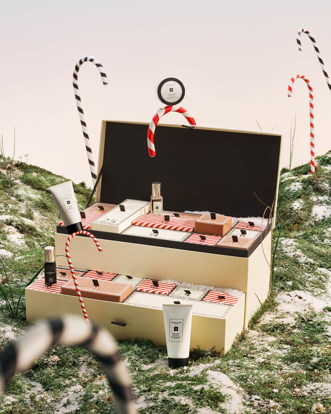 Jo Malone Londonのインスタグラム：「It’s 1st December. Let the official countdown to Christmas commence! What are you hoping to find inside the first drawer of your advent calendar? #SeasonOfScent」