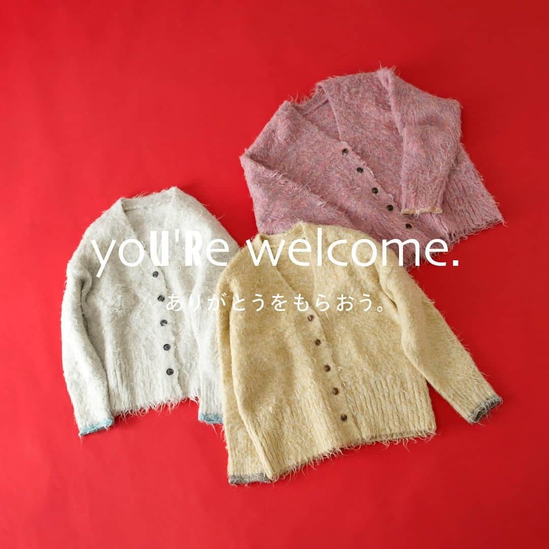センスオブプレイスのインスタグラム：「いよいよ12月START🎄❄️  ホリデー準備も忙しくなるこの時期に、おすすめしたいギフトアイテムをご紹介🎁！  シャギーカーディガン  ¥5,500(税込)  size : one color : BLUE/ PINK/ YELLOW/BLACK/WHITE  ふんわり素材が心地良いシャギーカーディガン！  着膨れしない程よいサイズ感で体型カバーにもおすすめです💛  #ur_welcome  #ありがとうをもらおう #holiday #ギフト#urbanresearch  #senseofplace_ur #senseofplacebyurbanresearch #センスオブプレイス #センスオブプレイスバイアーバンリサーチ #アーバンリサーチ #プレゼント #カーディガン #ニット #シャギー」