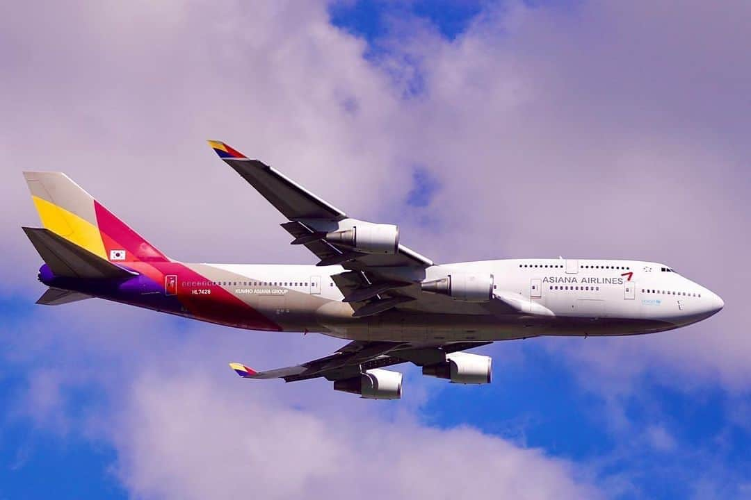 アシアナ航空日本地域公式アカウントのインスタグラム：「𝘼𝙨𝙞𝙖𝙣𝙖 𝙅𝙪𝙢𝙗𝙤🛩  ┈┈┈┈┈┈┈┈┈┈ ジャンボジェット ボーイング747-48E  横から見る機体も 勇ましく堂々としてますよね✈️  いつも撮影ありがとうございます！ 📸@umigame380  ┈┈┈┈┈┈┈┈┈┈   #アシアナ航空 #アシアナ #ASIANA #asianaair #asianaairlines #OZ #Flyasiana #韓国 #korea #韓国旅行 #✈️#ジャンボジェット #ボーイング747 #B747 #飛行機写真 #飛行機のある風景 #flyoz」