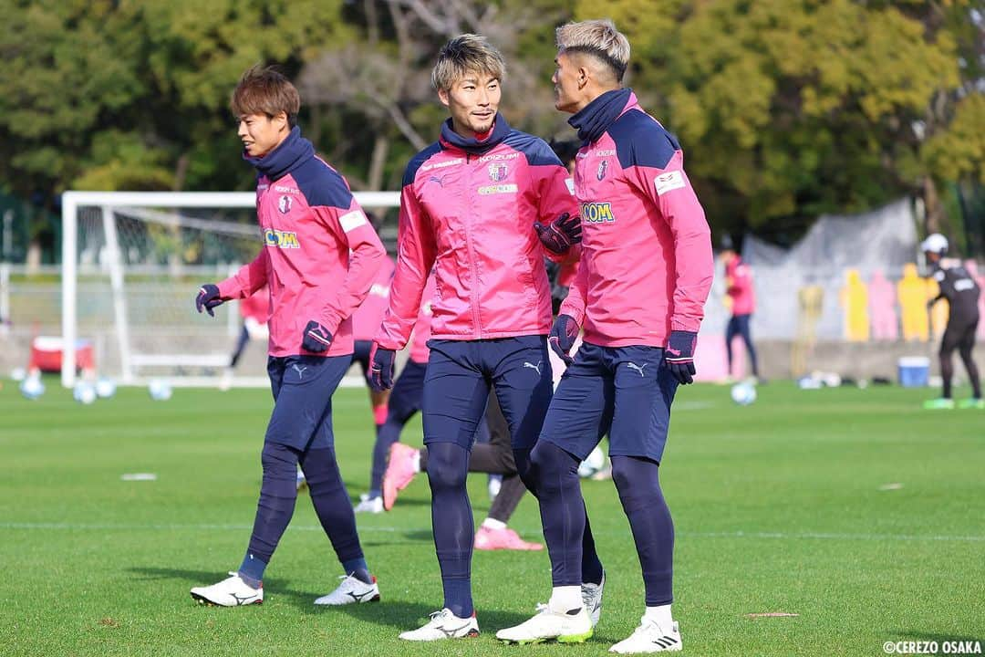 セレッソ大阪さんのインスタグラム写真 - (セレッソ大阪Instagram)「.🌸training🌸 2023シーズン、最終戦まであと2日🔥  #清水圭介 選手 #キムジンヒョン 選手 #カピシャーバ 選手 #毎熊晟矢 選手 #為田大貴 選手 #清武弘嗣 選手 #西尾隆矢 選手 #鳥海晃司 選手 #渡邉りょう 選手 #山下達也 選手 #阪田澪哉 選手 #柴山昌也 選手 #鈴木徳真 選手 #ジョルディクルークス 選手 #丸橋祐介 選手 #cerezo #cerezoosaka #SakuraSpectacle #セレッソ大阪」12月1日 19時01分 - cerezo_osaka