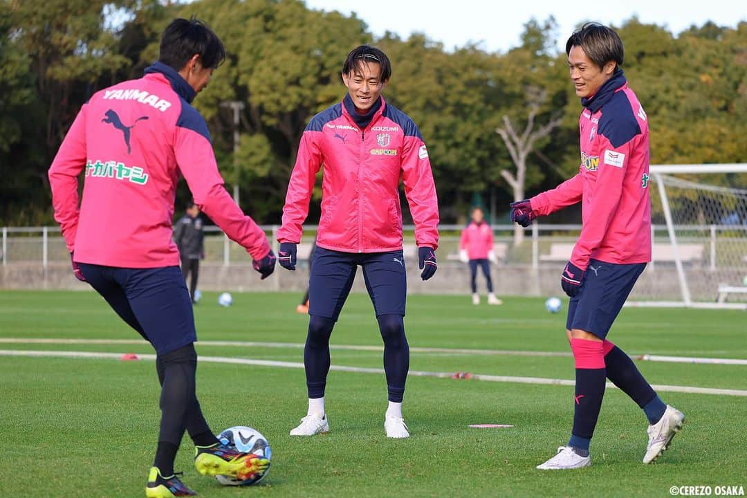 セレッソ大阪さんのインスタグラム写真 - (セレッソ大阪Instagram)「.🌸training🌸 2023シーズン、最終戦まであと2日🔥  #清水圭介 選手 #キムジンヒョン 選手 #カピシャーバ 選手 #毎熊晟矢 選手 #為田大貴 選手 #清武弘嗣 選手 #西尾隆矢 選手 #鳥海晃司 選手 #渡邉りょう 選手 #山下達也 選手 #阪田澪哉 選手 #柴山昌也 選手 #鈴木徳真 選手 #ジョルディクルークス 選手 #丸橋祐介 選手 #cerezo #cerezoosaka #SakuraSpectacle #セレッソ大阪」12月1日 19時01分 - cerezo_osaka