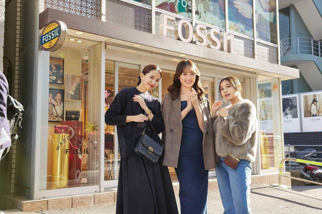 小嶋梨奈さんのインスタグラム写真 - (小嶋梨奈Instagram)「フォッシル原宿明治通り店に ホリデーコレクションを見に行ってきました🎄 時計はもちろん、 ジュエリーやバッグもデザインがかなり豊富なことに驚いたよ。 お店に入ってすぐのところにディスプレイされていた 文字盤、ベルトがチョコレートになったウィリー・ウォンカのコラボに 指輪になった時計があったりと、遊び心あるアイテムも沢山揃っていて。 クリスマスプレゼントにこんなのもあんなのも良いなーと わくわくが止まらなかった😂 私はいろんなシーンで使えるようにスタイリッシュで Dリンクの形が特徴的な時計と、 ゴールドのスタッズが華やかなバッグを選びました◎ そして、 今日から開催されているホリデーキャンペーンを 一足お先に体験。 クリスマスツリーに飾られたオーナメントが ガチャガチャになっていて、 ペアウォッチが当たるかも？！な楽しいイベントもあるので ぜひチラ〜っとお店に行ってみてください🫶  #PR #FOSSIL」12月1日 19時01分 - corina_718