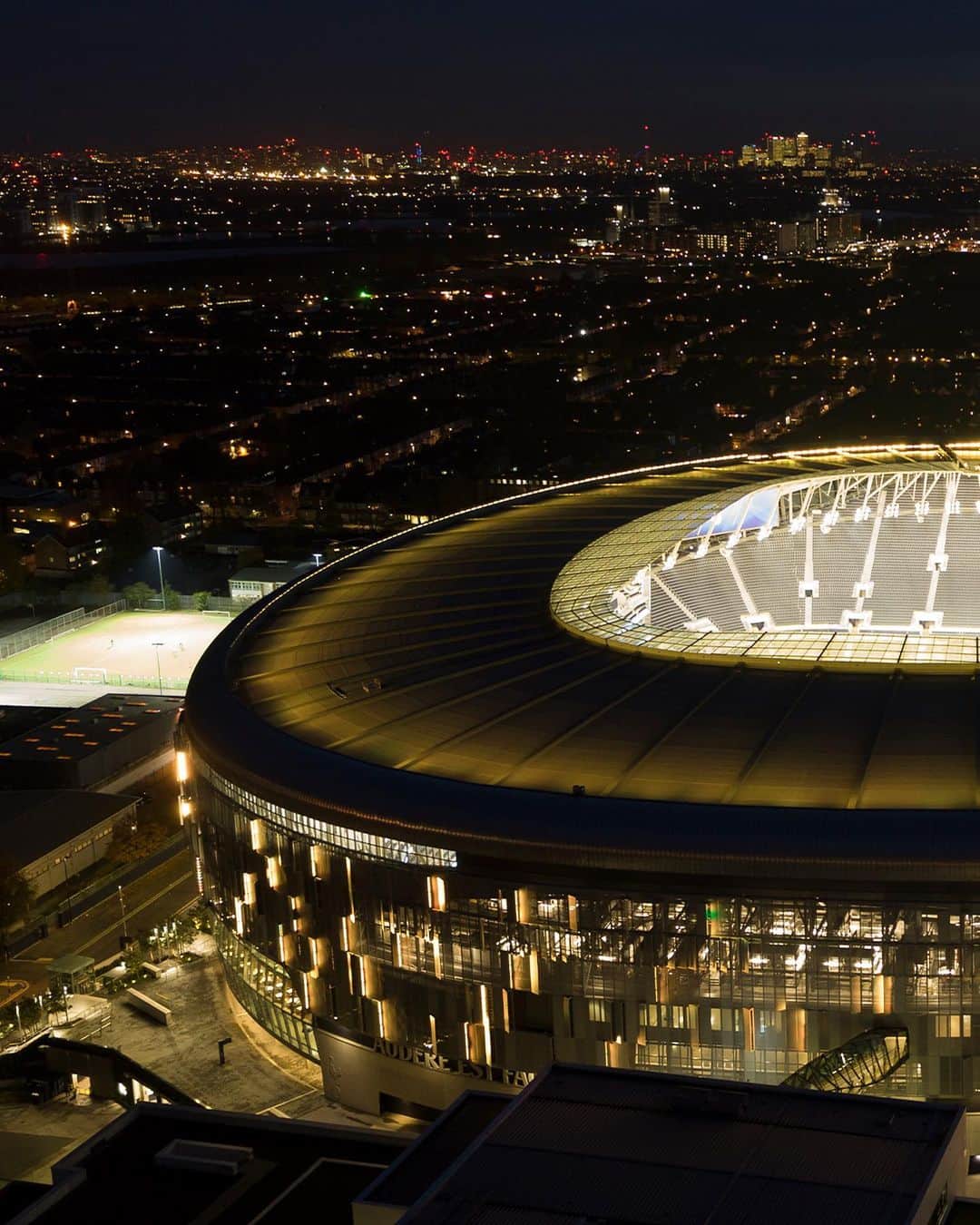 トッテナム・ホットスパーFCのインスタグラム：「A new report released has revealed the Club’s contribution to the London economy has risen to almost £1bn in gross output and £500m GVA, with the boost to its local economy nearly trebling since @tottenhamhotspurstadium opened 🏟️」