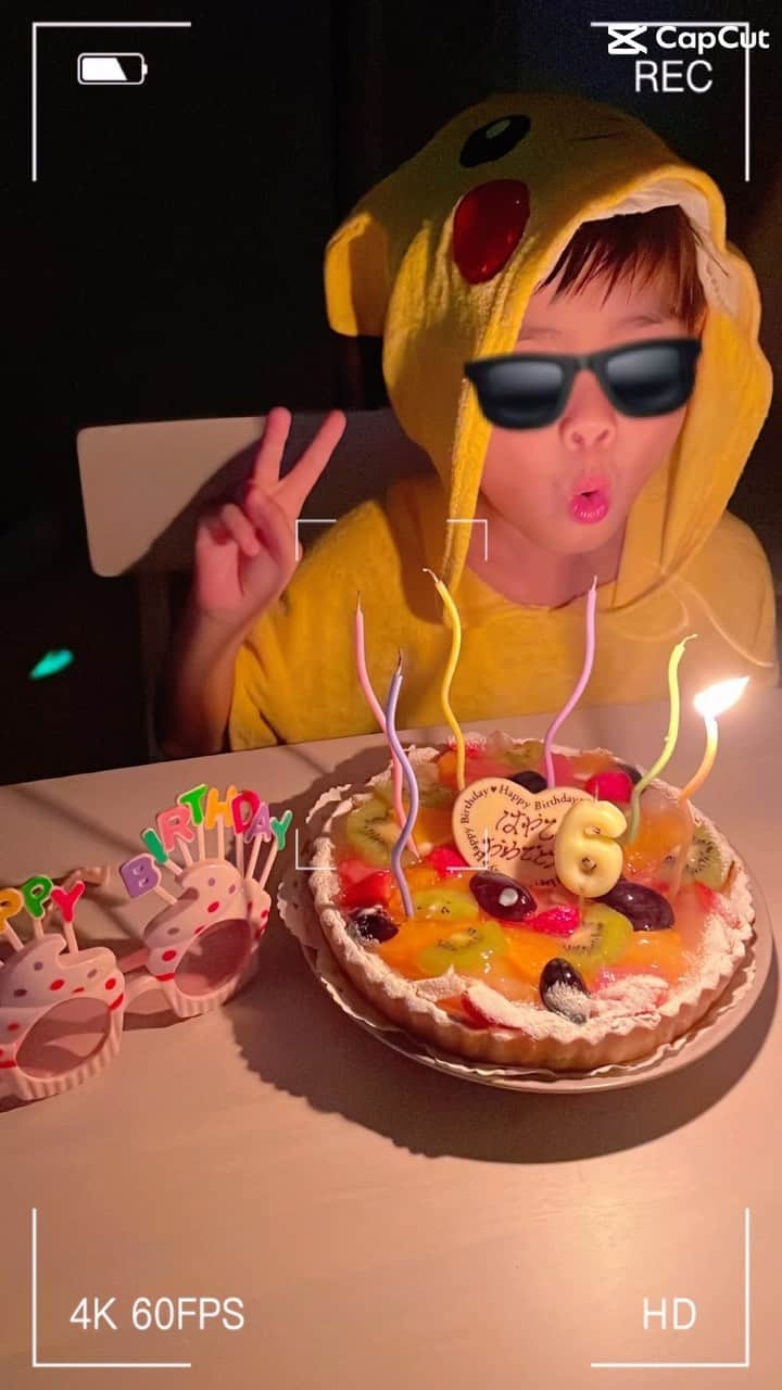 小池真友のインスタグラム：「先日次男の6歳の誕生日でした🥺 次男は我が家のアイドル🕺わんぱくすぎるけど一瞬で場を明るくするし私の幼少期とは真逆で育ててると不思議な感覚になるｗｗｗ いつもママの味方をしてくれてありがとう☺️  ちょっと反抗期なのに私の腕枕じゃないと寝れないところも可愛い🤣  ４月から小学生、頑張ってね🌸 生まれてきてくれてありがとう🤍  #6歳誕生日 #6歳児」