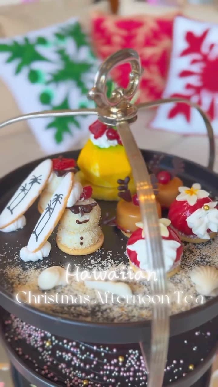 ザ・プリンス パークタワー東京のインスタグラム：「【Hawaiian Christmas Afternoon Tea】  こんがり日焼けした雪だるまや、プルメリアを付けたサンタなど、かわいいスイーツたちがクリスマスの魔法をかけられて、ハワイからやってきました🎅🌴  「ロビーラウンジ」で、陽気なクリスマスを味わうティータイムを。  Experience a more tropical Christmas this holiday season with an array of adorable Hawaiian-inspired treats, such as sun-kissed snowmen and plumeria-clad Santas 🌴 ⛄  Immerse yourself in Christmas cheer with a decidedly exotic twist at the enchantingly atmospheric Lobby Lounge ✨  Share your own images with us by tagging @princeparktowertokyo ————————————————————— #theprinceparktowertokyo #tokyotower #teatime #lobbylounge #afternoontea #ThePreferredLife #ザプリンスパークタワー東京 #ホテルアフタヌーンティー #クリスマスアフタヌーンティー」