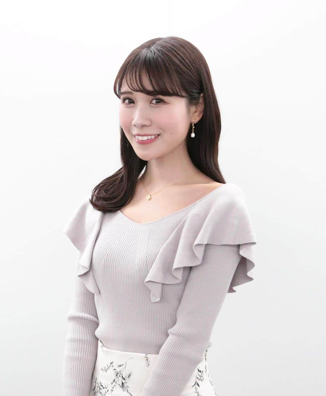 戸北美月さんのインスタグラム写真 - (戸北美月Instagram)「. 今日から12月ですね🎄 毎年12月に入るといよいよ冬本番だな、と感じます☃️ 冬は昔から好きな季節なので何だかワクワク☺️ 皆様、体調など崩さないよう暖かくしてお過ごしくださいね。  トップス、スカート : MERCURYDUOさん @mercuryduo_com ネックレス、イヤリング : troisbijoux&undeuxtroisさん @troisbijoux_undeuxtrois  上品で可愛らしいコーディネートがお気に入りでした🪻🤍 素敵なお衣装、アクセサリー、スタイリングをありがとうございます！  #ウェザーニュース #ウェザーニュースlive」12月1日 19時12分 - mizuki_tokita