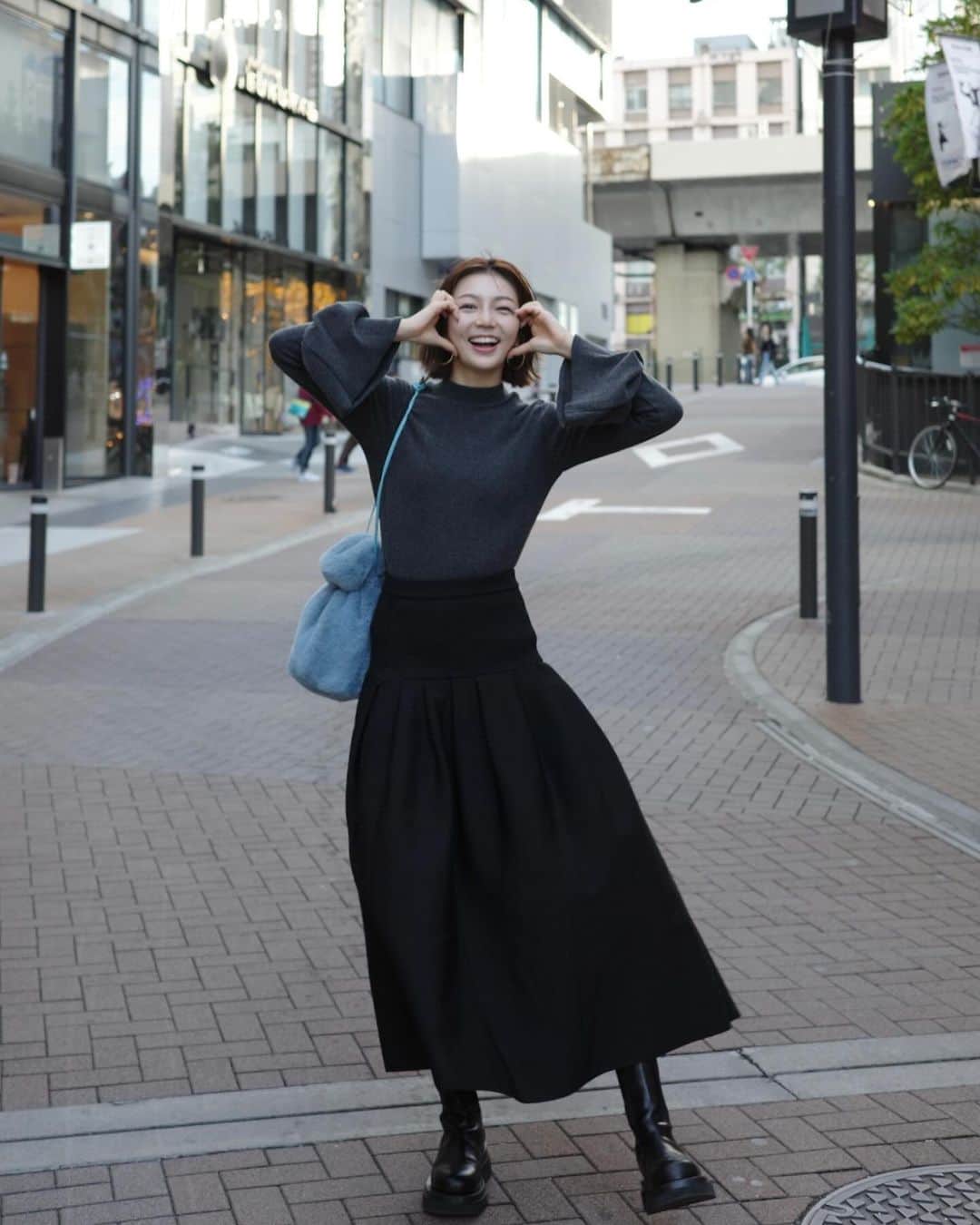 美舞のインスタグラム：「. . ずっと行きたかった　@room306contemporary に 行けてお買い物して即着替えて😂🧡🧡 浮かれちゃってるポーズです。　#浮かれてるね . #私服　#高身長コーデ　#高身長女子 tops : @room306contemporary  skirt:  @un3d_official  bag :  @cloudy.tokyo  boots: @newbottega」