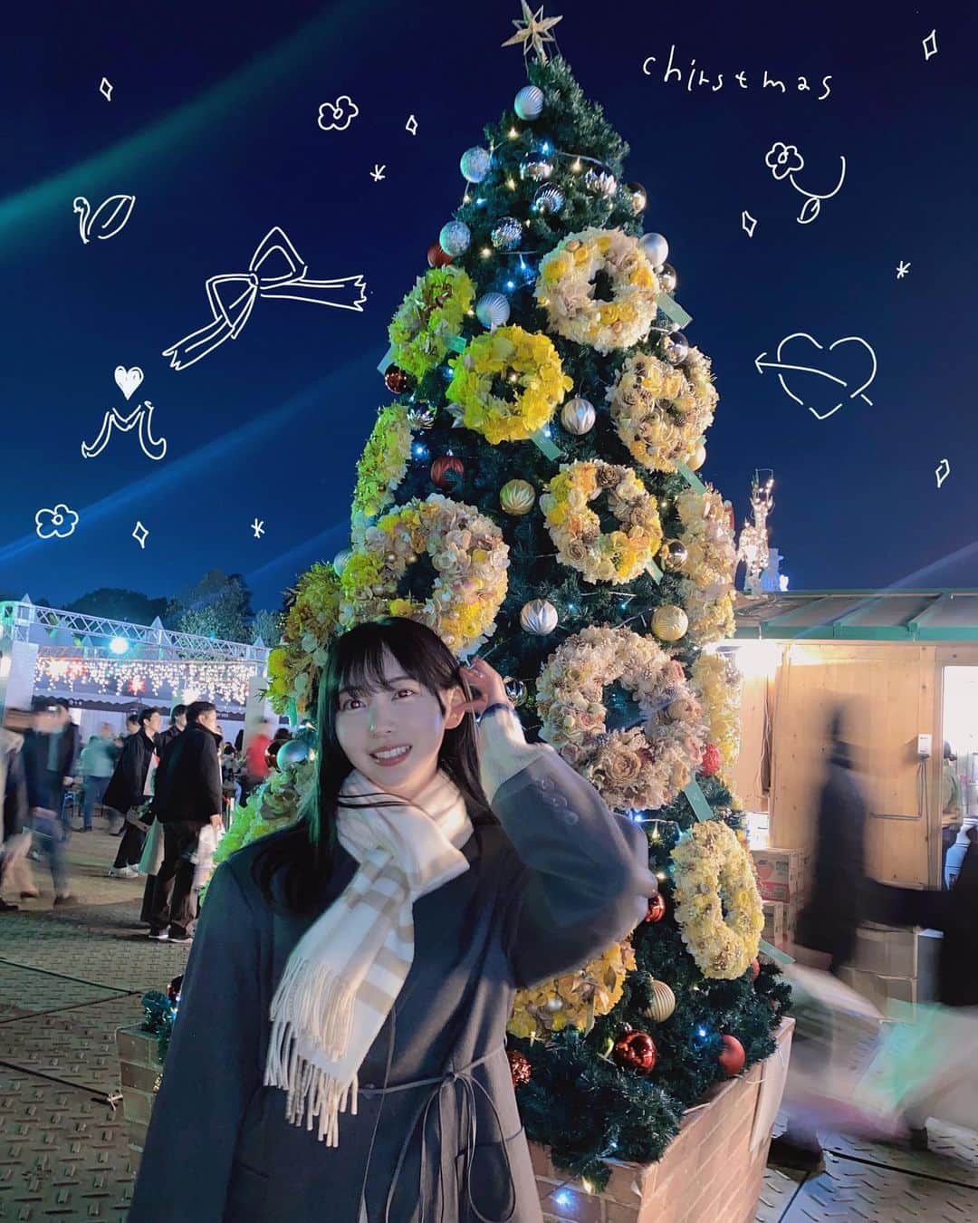 まこさんのインスタグラム写真 - (まこInstagram)「この前かれんと行ってきた　@tokyochristmas  東京クリスマスマーケット🎄🌛 この季節大好きすぎてキラキラしてる街を沢山楽しんでる🎠 （寒いのにスカート履いちゃうくらいには。） あとフラッシュで撮ると目が赤光りしてちょっと厨二ぽくなるのもお気に入りです😀 みんなはどこのイルミネーション見に行きますか~教えて~  #今年は明治神宮外苑でクリスマスマーケット #東京クリスマスマーケット #pr」12月1日 19時12分 - mako_x_x_x